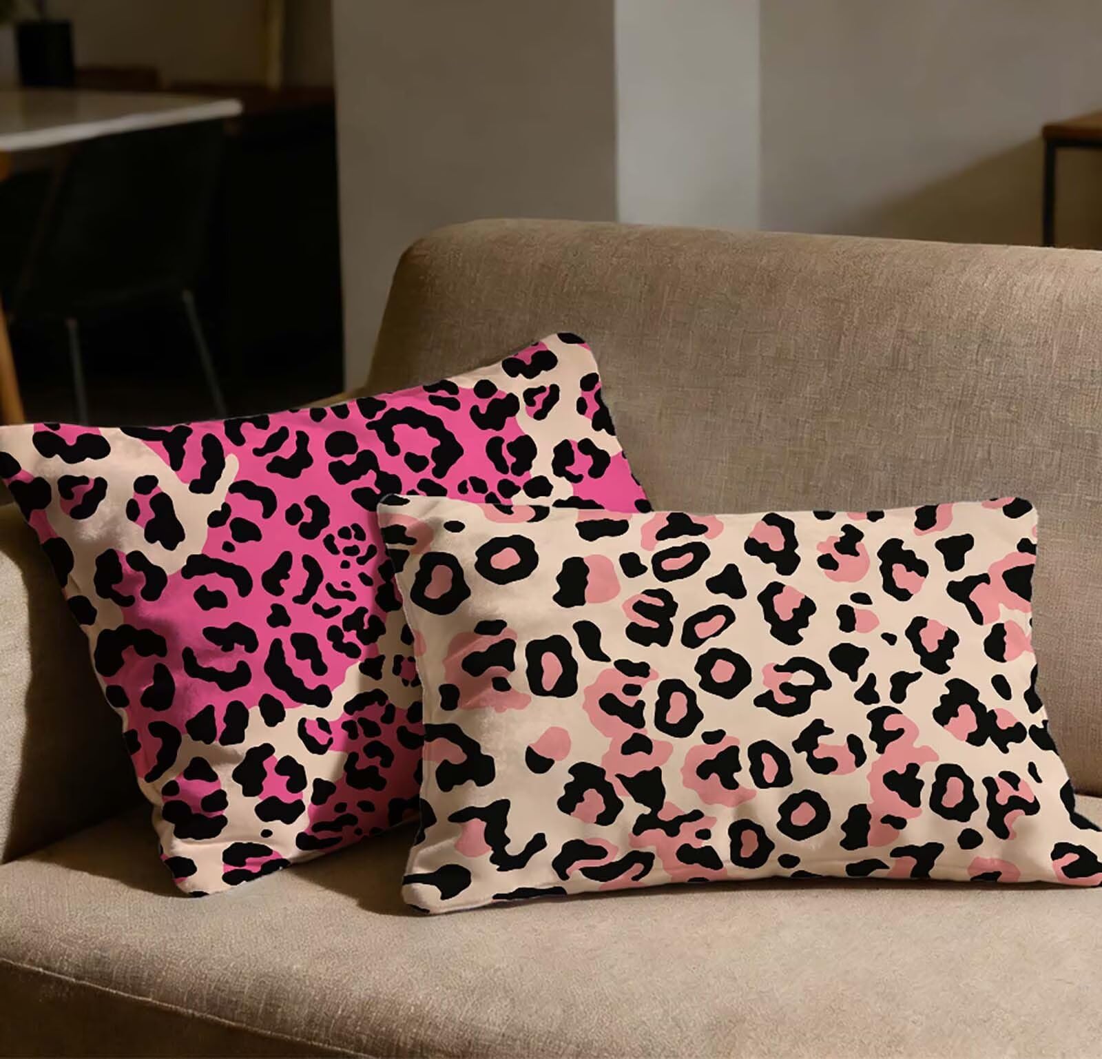 Housse de coussin rose léopard en velours pour décorer votre canapé de salon