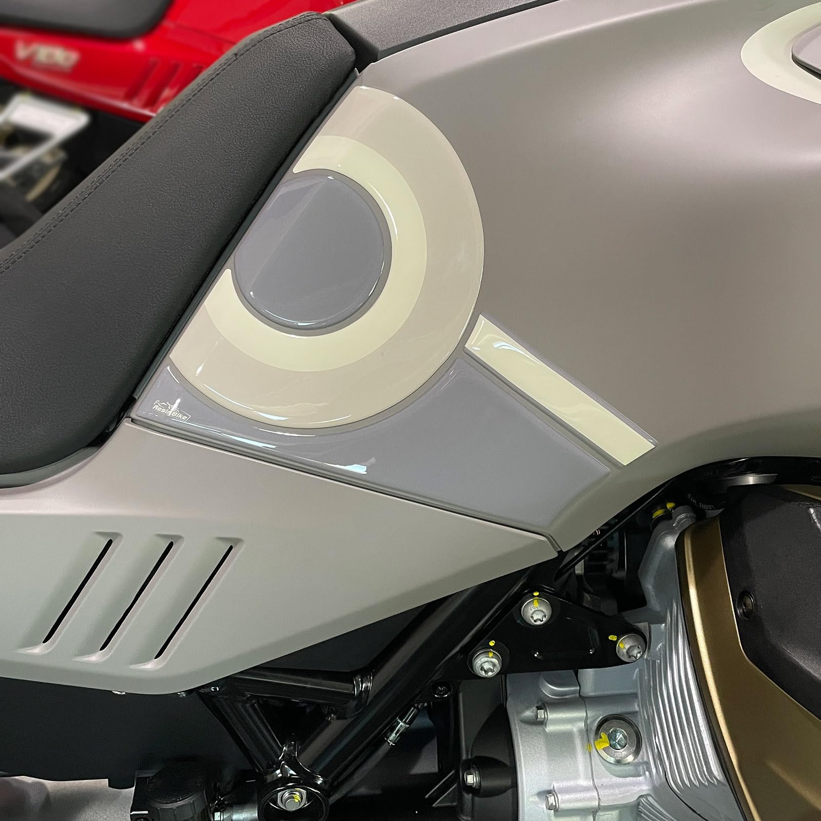 Resin Bike Adhesivos de Moto Compatibles con Moto Guzzi V100 Mandello 2023-2025 Aviazione Navale. Protection de Tanque de Choques y Arañazos de Moto. Adhesivo 3D Resinado - Made in Italy