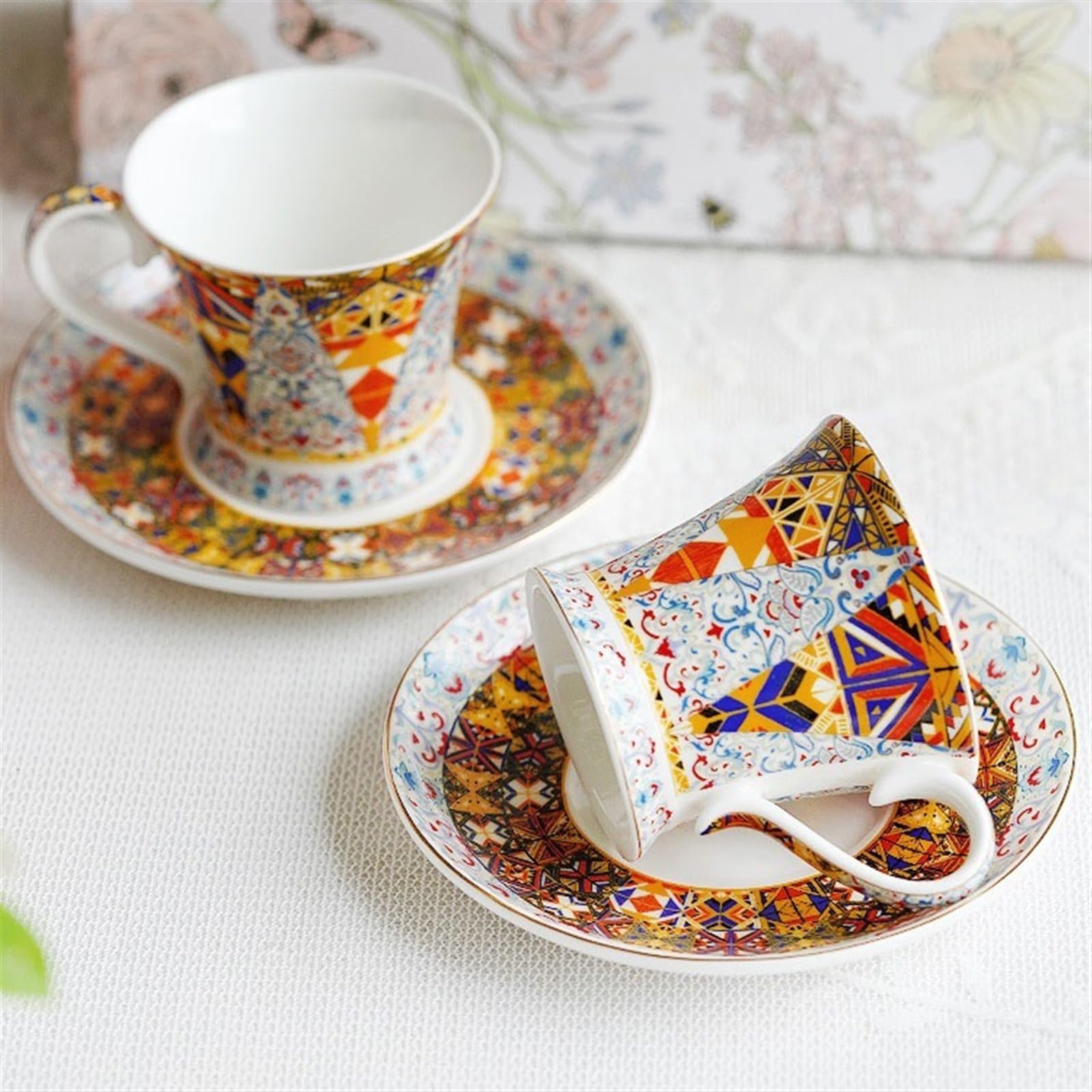Filiżanki do herbaty Wysokiej jakości wykwintne porcelanowe filiżanki do kawy i spodki kostne zastawa stołowa vintage popołudniowa herbata talerze przekąski zestaw upominkowy latte