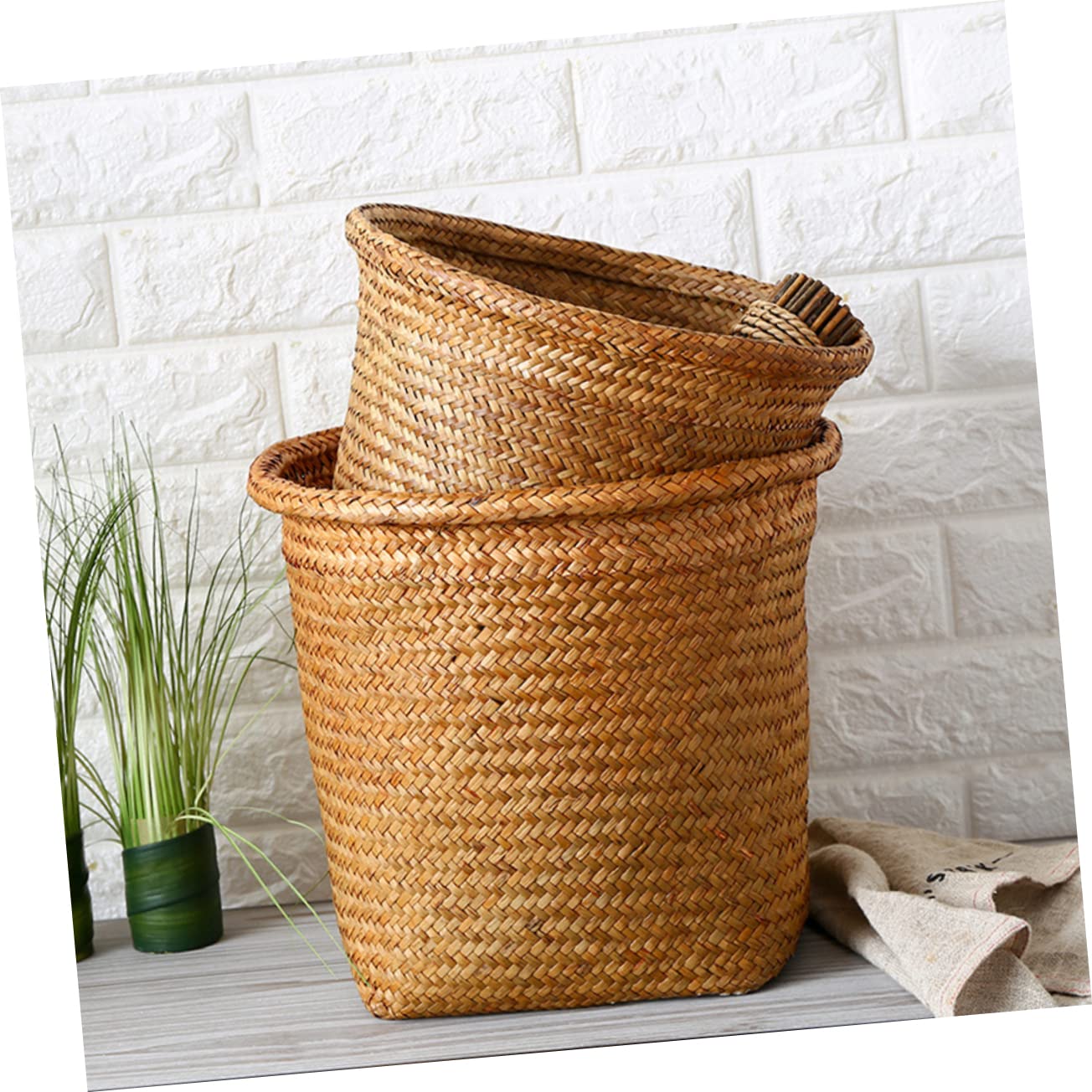 Cestini Intrecciati in Paglia Rotondi Decorativi Set di 2 per Rifiuti e Contenitore Portaoggetti Pratici e Facili da Spostare per Casa e Ufficio