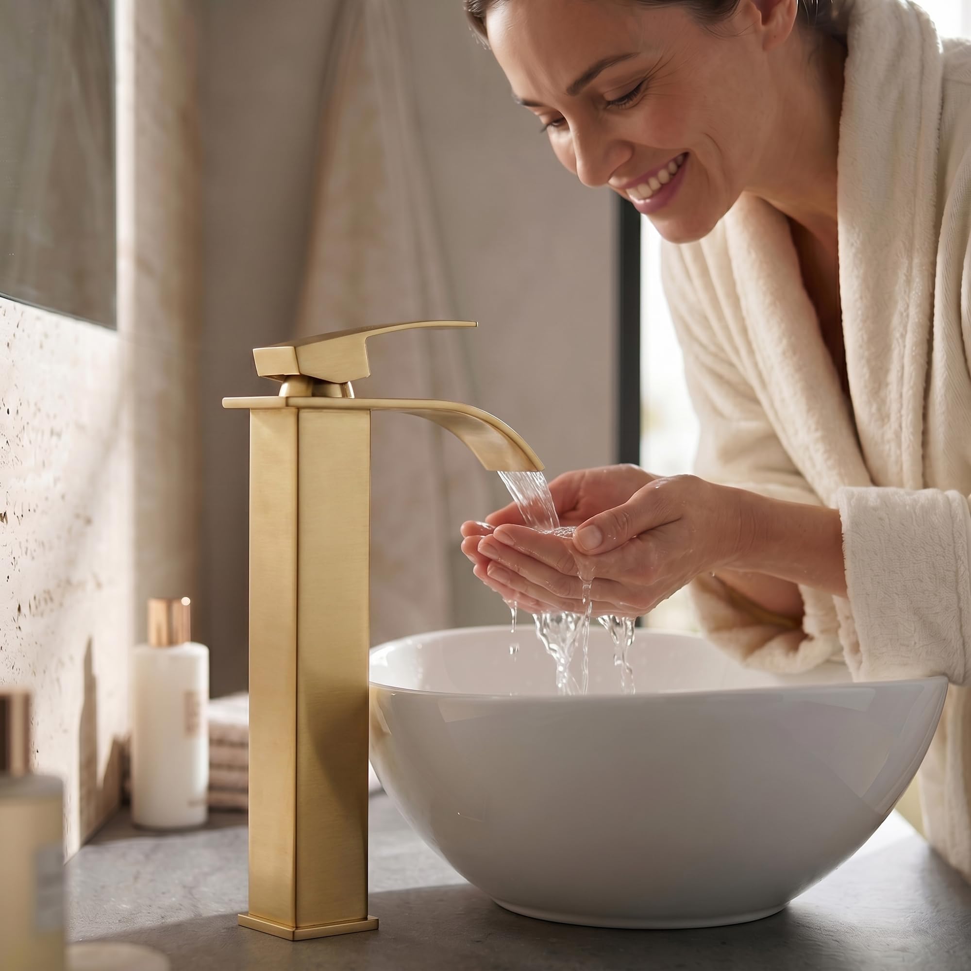 AKORD Mitigeur de Lavabo EVIO Haute Cascade pour Vasque à Poser, Robinet de Salle de Bain Design, 30 cm, Or