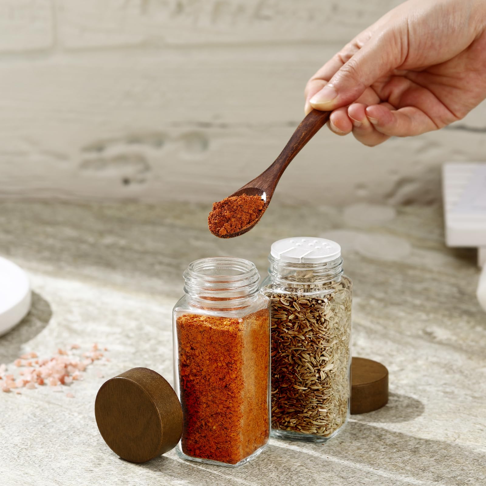 FRIBERG Pot a Epices en Verre et Bois, 20 Pots à Épices de 120ml Bocaux à Épices avec 2 moulins à épices pour le stockage des épices,pot epices verre avec étiquettes à épices