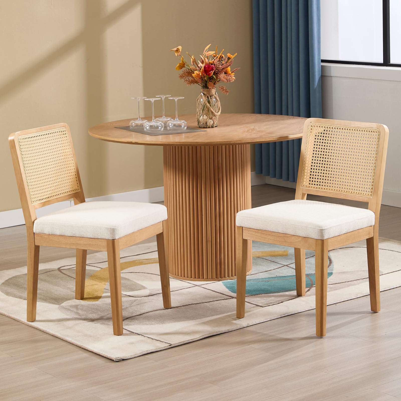 Silla de comedor de madera clara y ratán