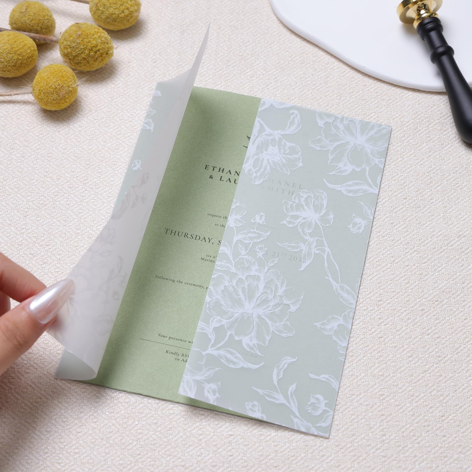 UNIQOOO Paquete de 50 elegantes chaquetas de vitela blancas para invitaciones de 5 x 7, papel vitela preplegado de 115 g/m², para invitaciones de boda, bodas y eventos temáticos blancos
