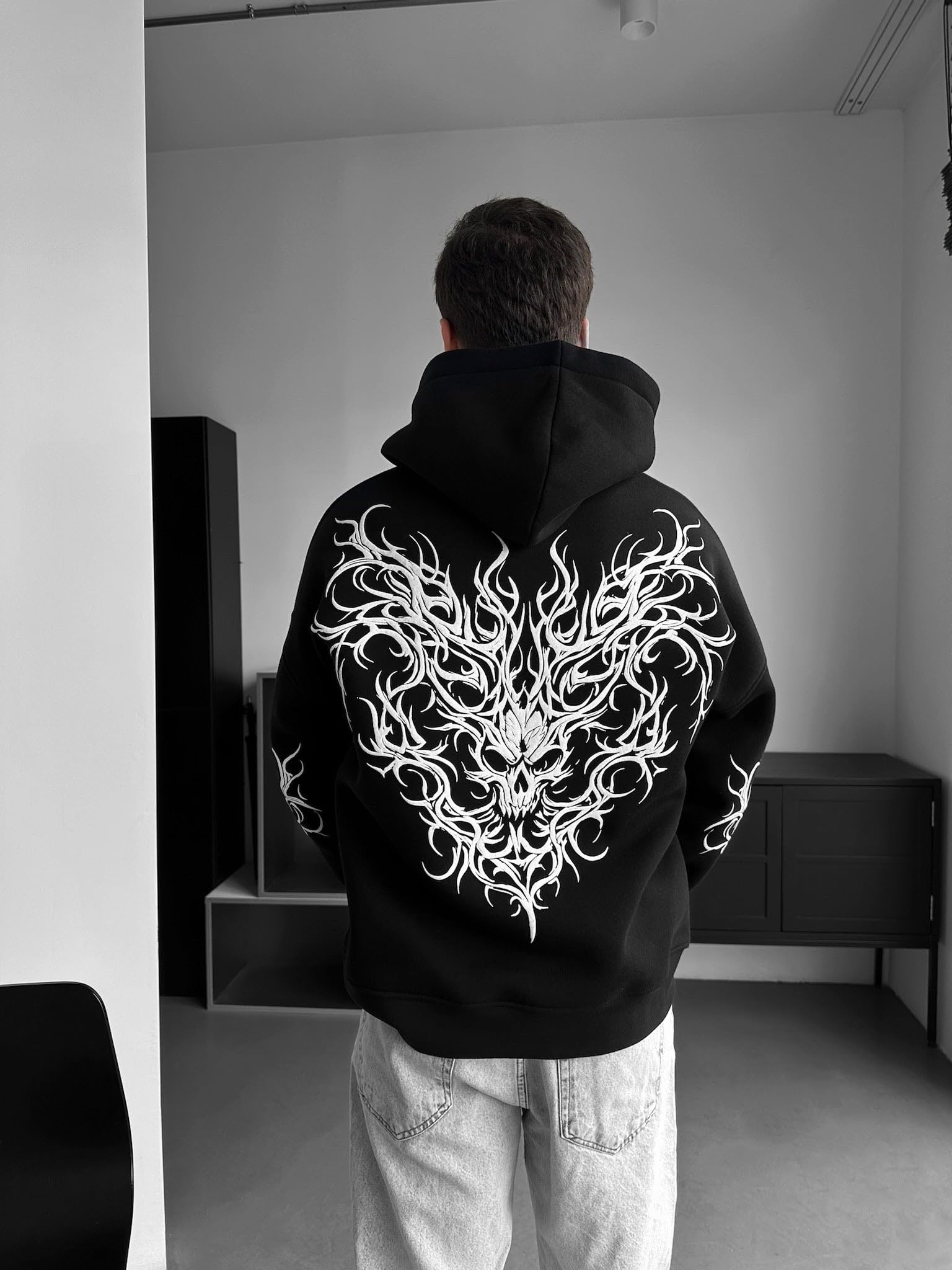 Sweat à capuche surdimensionné motif tête de mort tribale - Noir