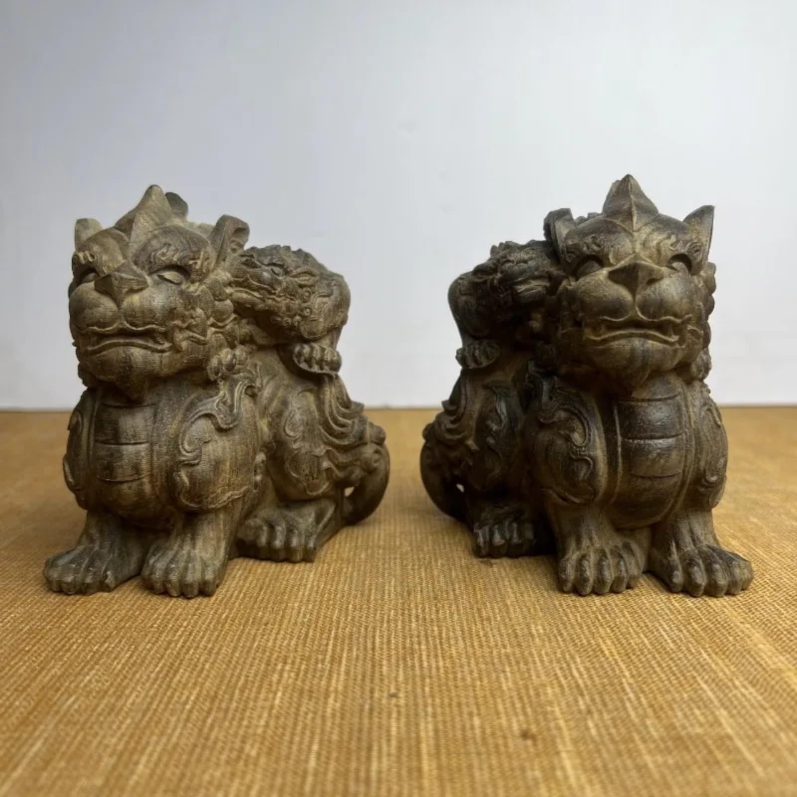 Statue Pixiu en bois d'agar sculptée main : le cadeau Feng Shui de richesse idéal