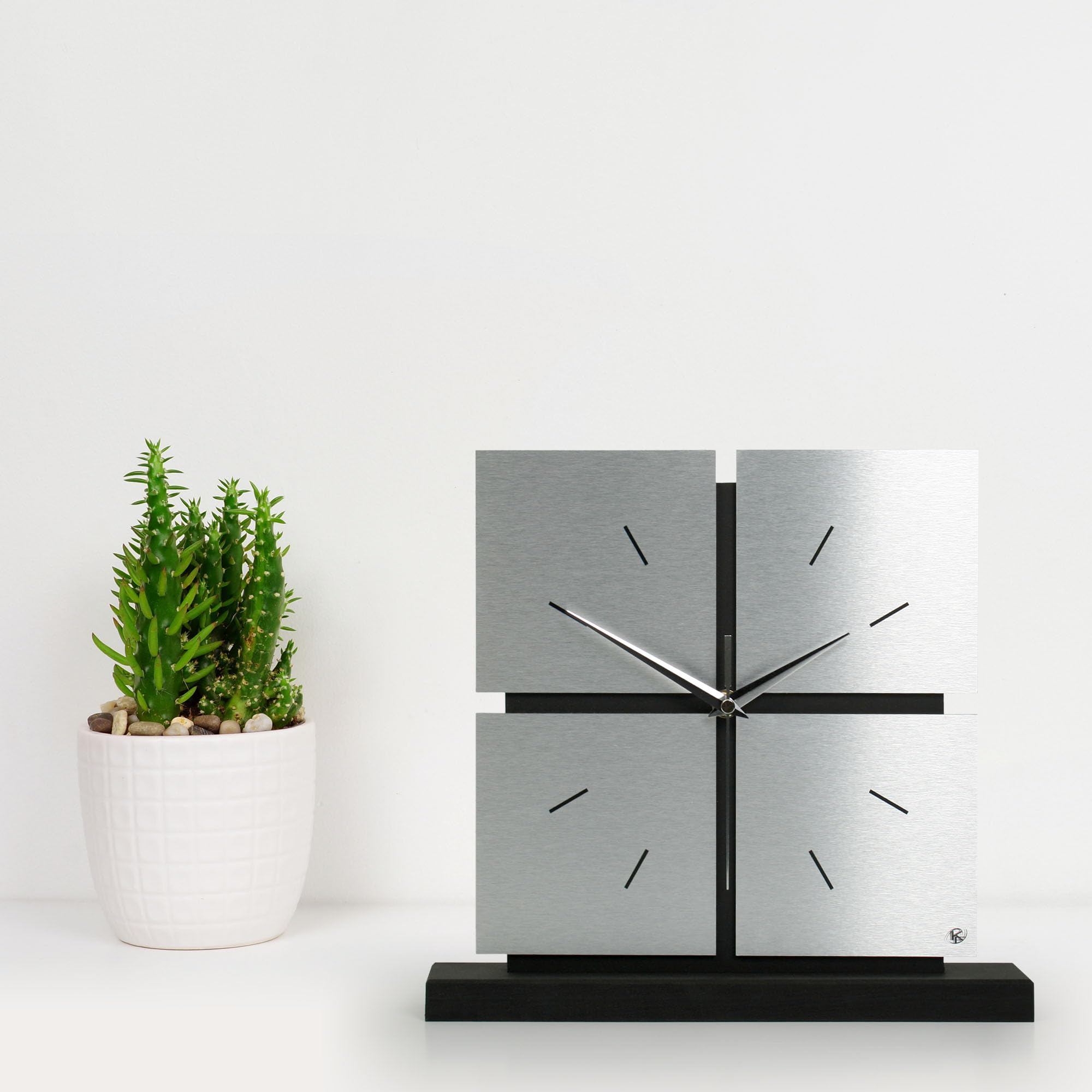 Kreative Feder Standuhr „Silver Squares“ aus Holz – Schwarze Tisch-Uhr in modernem Metallic-Look; Größe ca. 28x30x5cm (leises Funkuhrwerk)