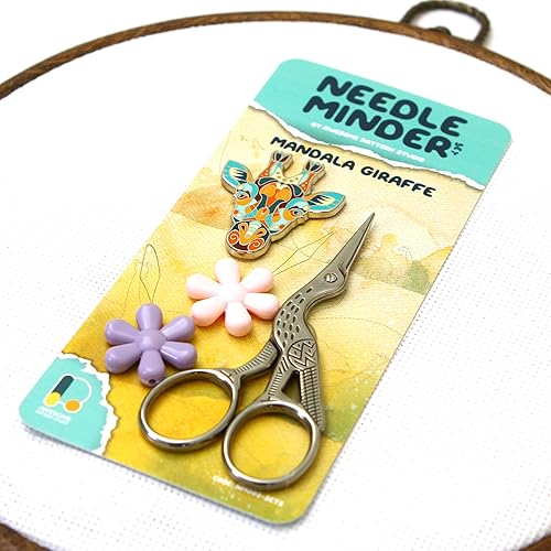Miniatura 3 de Awesome Pattern Studio Needle Minder Set  Mandala Giraffe Magnetic Needle Minder + 2 enhebradores de aguja + tijeras de bordado. Pin de esmalte para