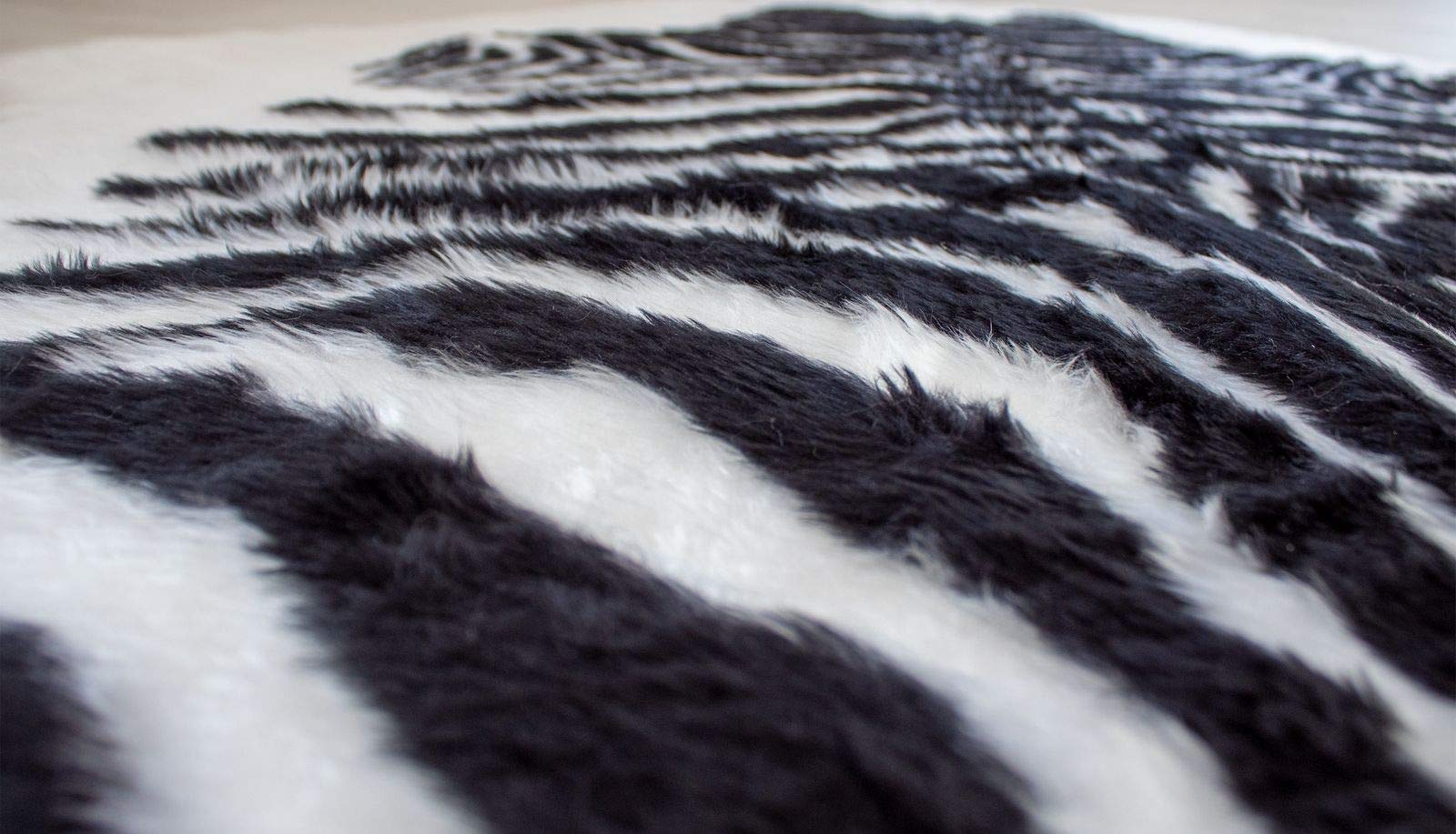 Mr. Ghorbani Kunstfell Teppich- Zebra Schwarz Weiß in 3 Größen, Tier Fell, Tiermuster in Weiß Schwarz, Größe Teppiche:110 x 150 cm