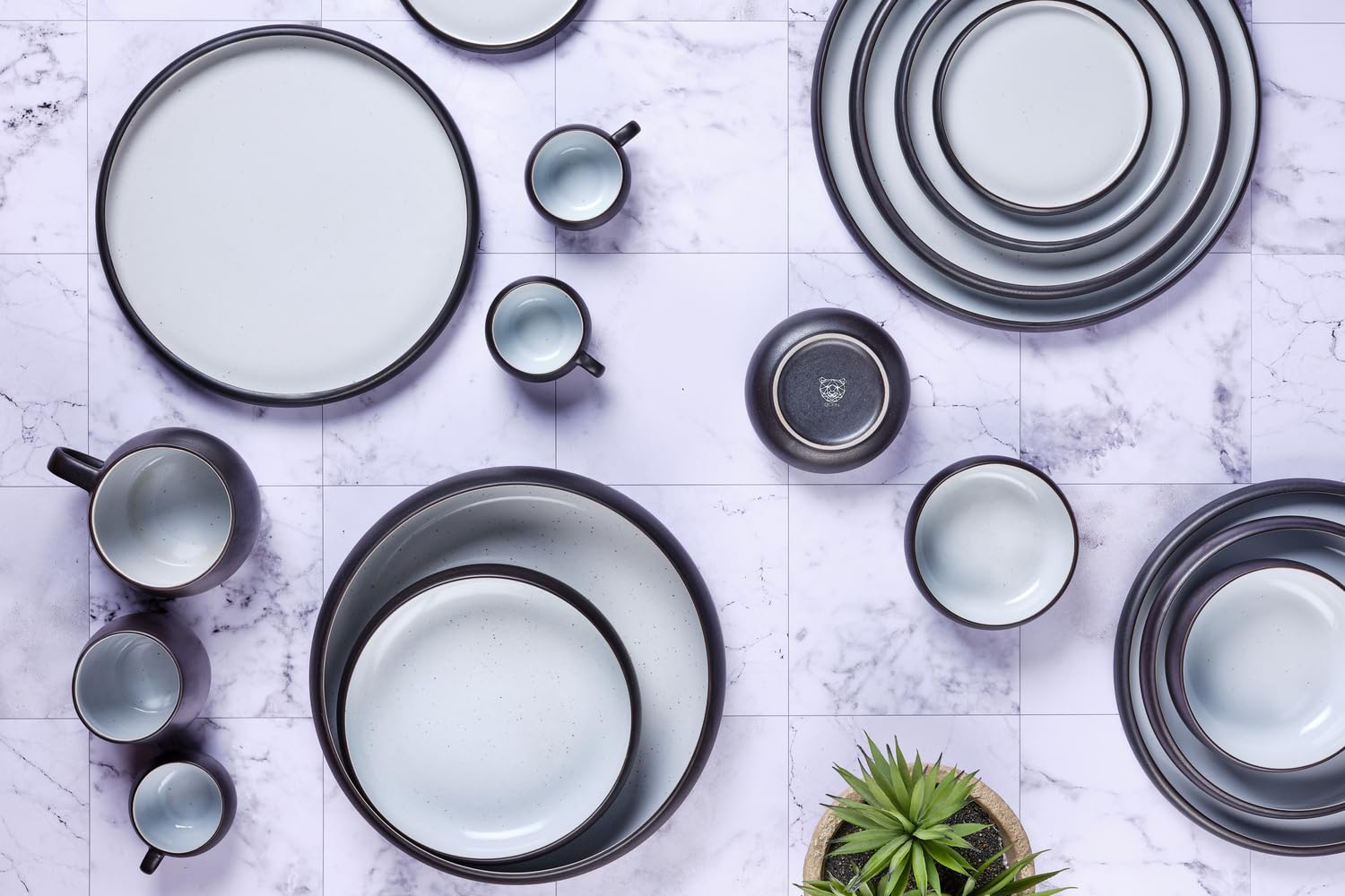 BJORN GOURMET Geschirrset – 36-teiliges Service für 4 Personen, modernes Geschirr Set mit Tellern, Schalen & Tassen, Design Schwarz Onyx & Weiß