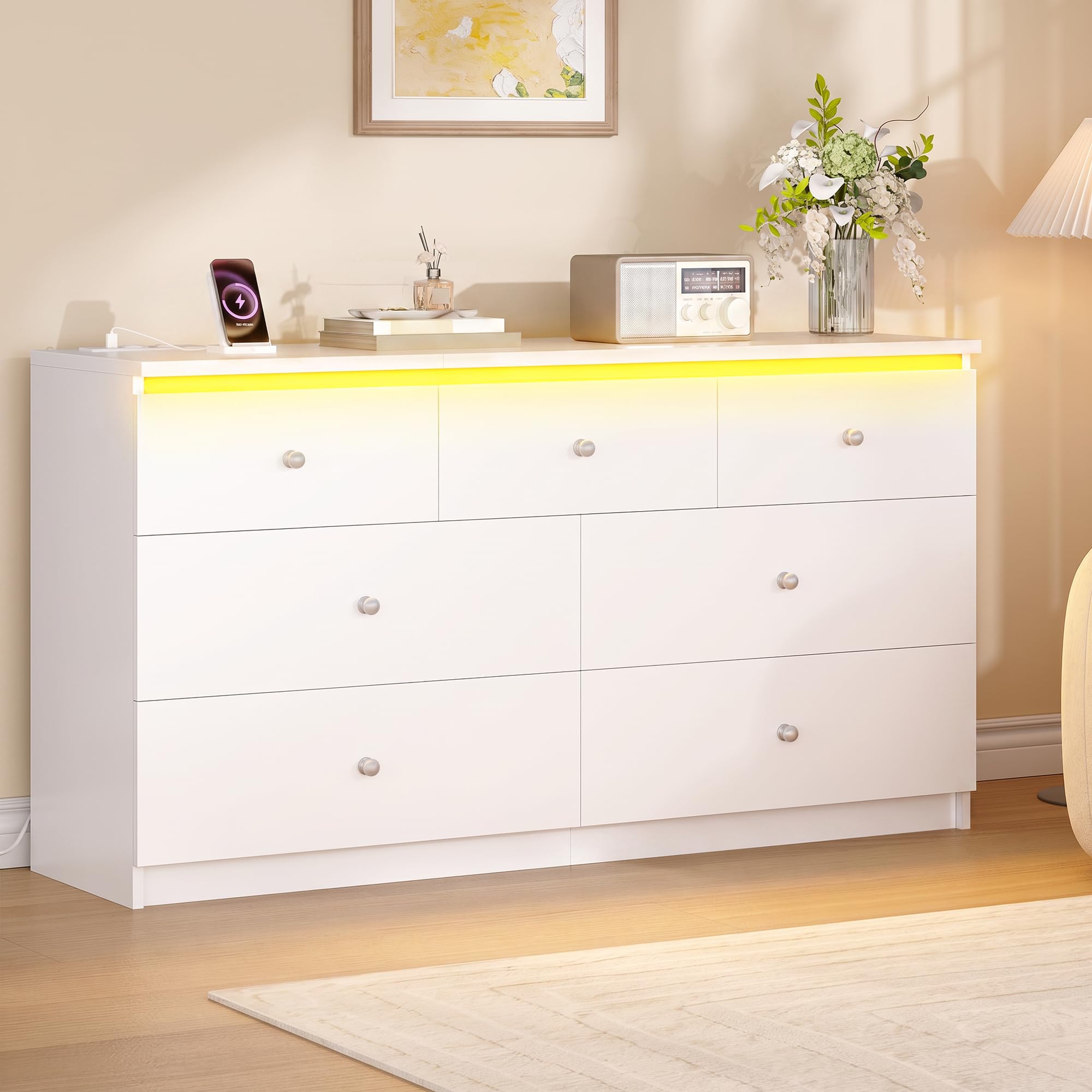Hzuaneri 140 cm Kommode, 7 Schubladen mit integrierter Ladestation