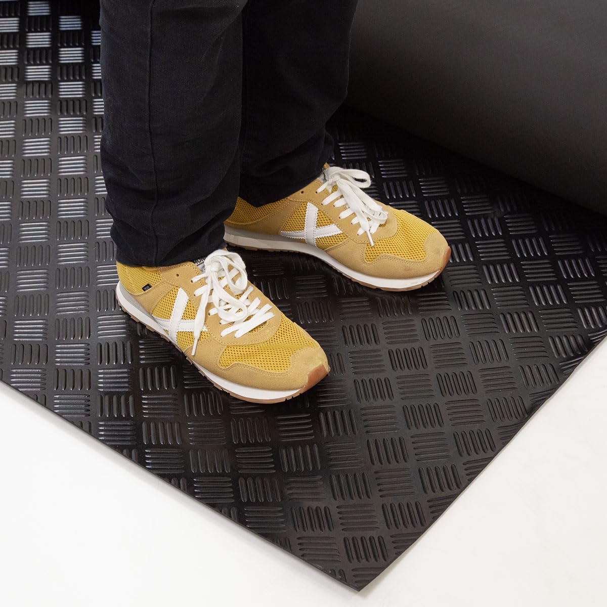 Pavimento de Goma con Acabado Checker - Rollo 5 m x 1.40 m x 3 mm - Revestimiento para Suelos Impermeable y Antideslizante
