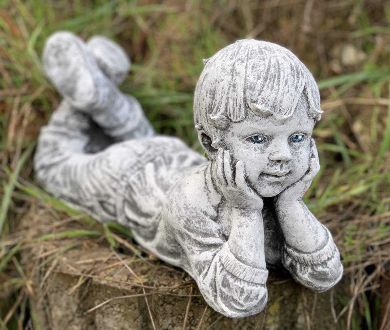 stoneandstyle Steinfigur liegender Junge frostfest wetterfest Steinguss
