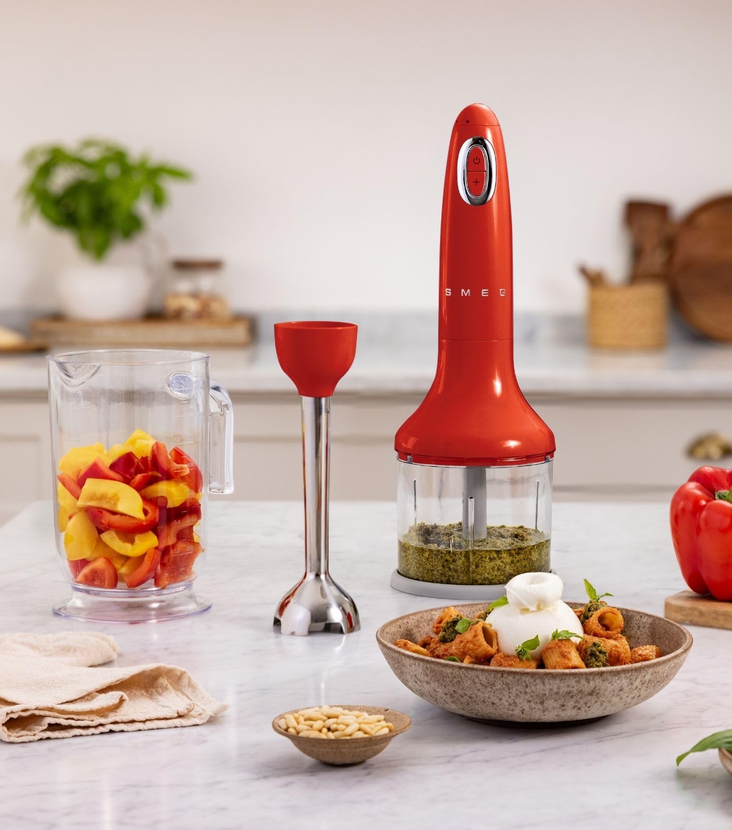 Smeg, Mixeur Plongeant HBF03CREU, Fonction Turbo et Système de Coupe Flowblend, avec Poignée Antidérapante, Range Cordon Intégré, Accessoires Inclus, Puissance 700W, Crème