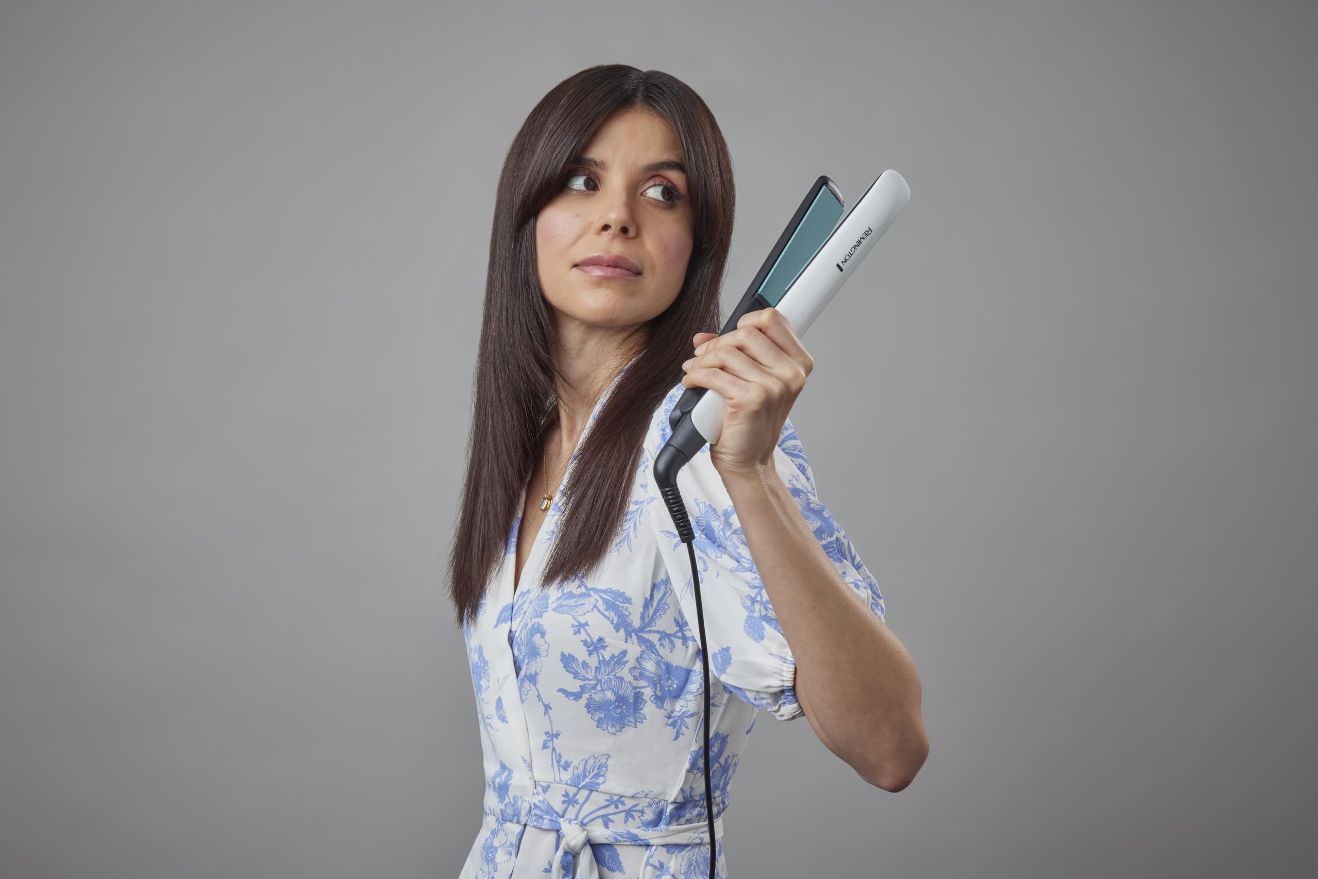 Remington Glätteisen Shine Therapy (hochwertige Keramikbeschichtung angereichert mit Mikrowirkstoffe für mehr Glanz -marokkanisches Arganöl & Vitamin E) LCD-Display, 150-230°C, Haarglätter S8500