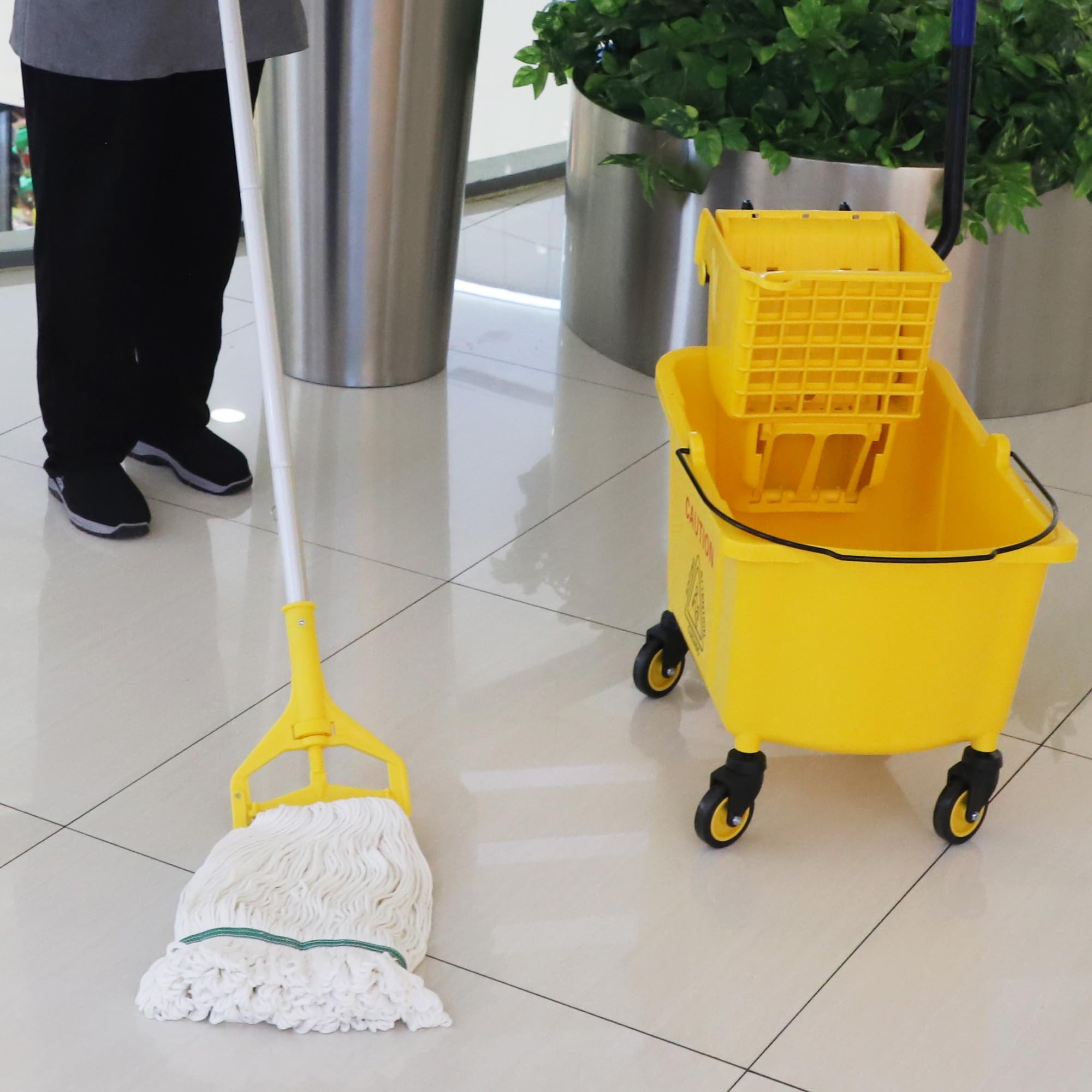 Midoneat Cubo de fregona comercial con escurridor lateral sobre ruedas | 35 cuartos de galón, amarillo, incluyendo una fregona comercial