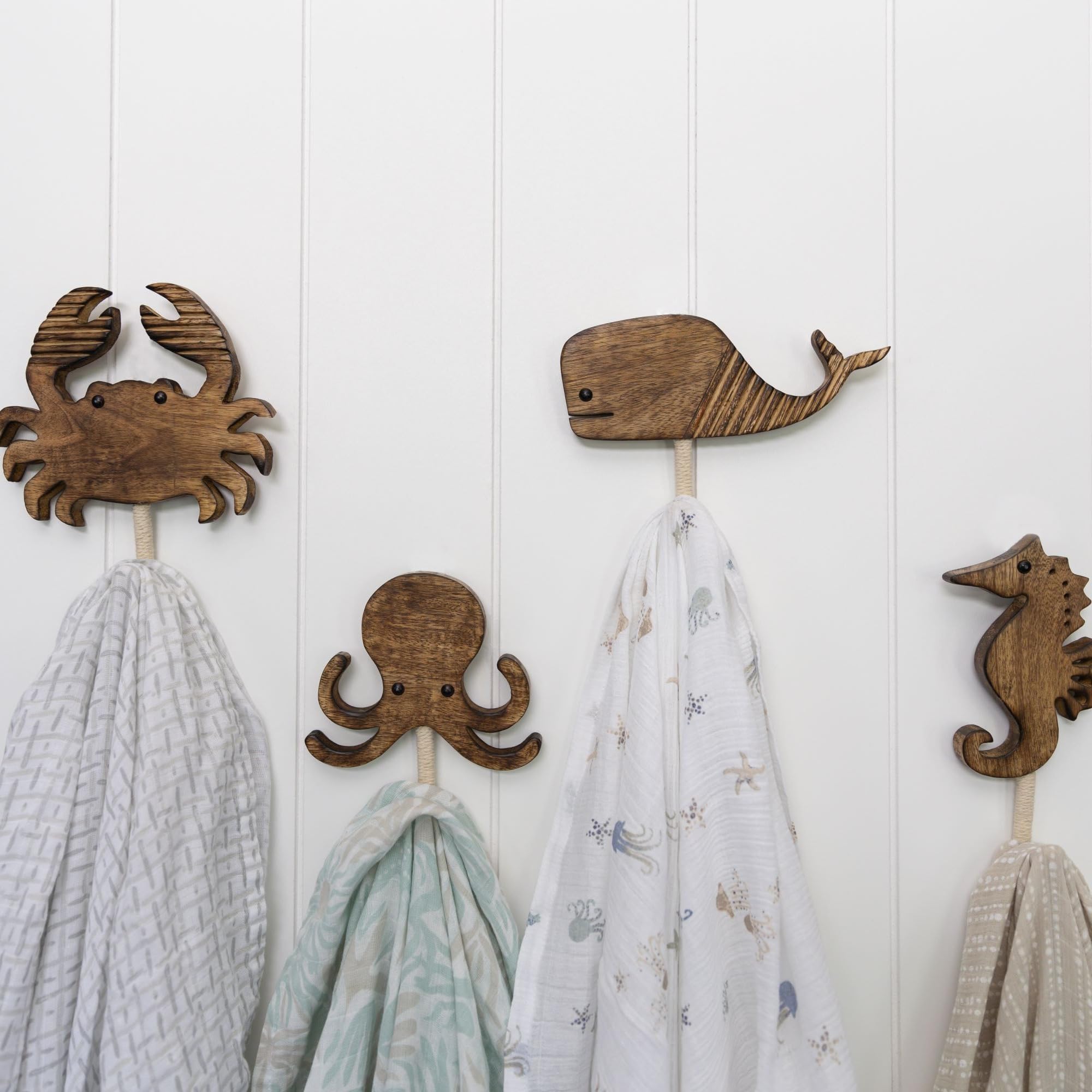 Crane Baby Set de ganchos de pared de madera, Pack de 4, estampado vida marina, ganchos para habitación infantil, imprescindible para bebé