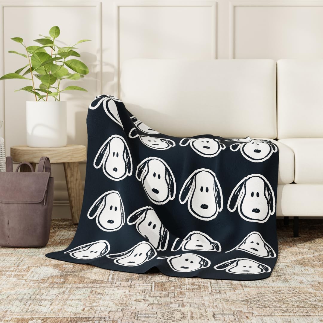 Amazon.com: Peanuts® Snoopy 46in x 60in Throw, Super Soft Plush