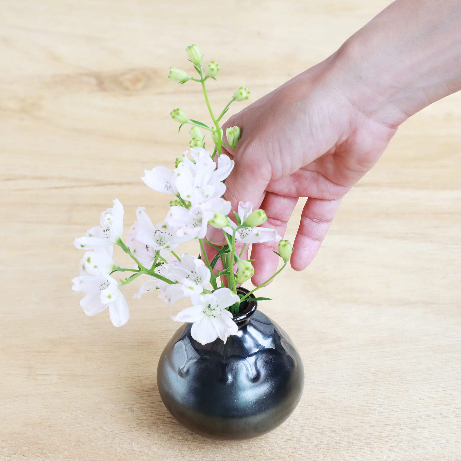 Wazakura Elegant Ceramic Small Ikebana Flower Bud Vase Made in Japan - Image 4