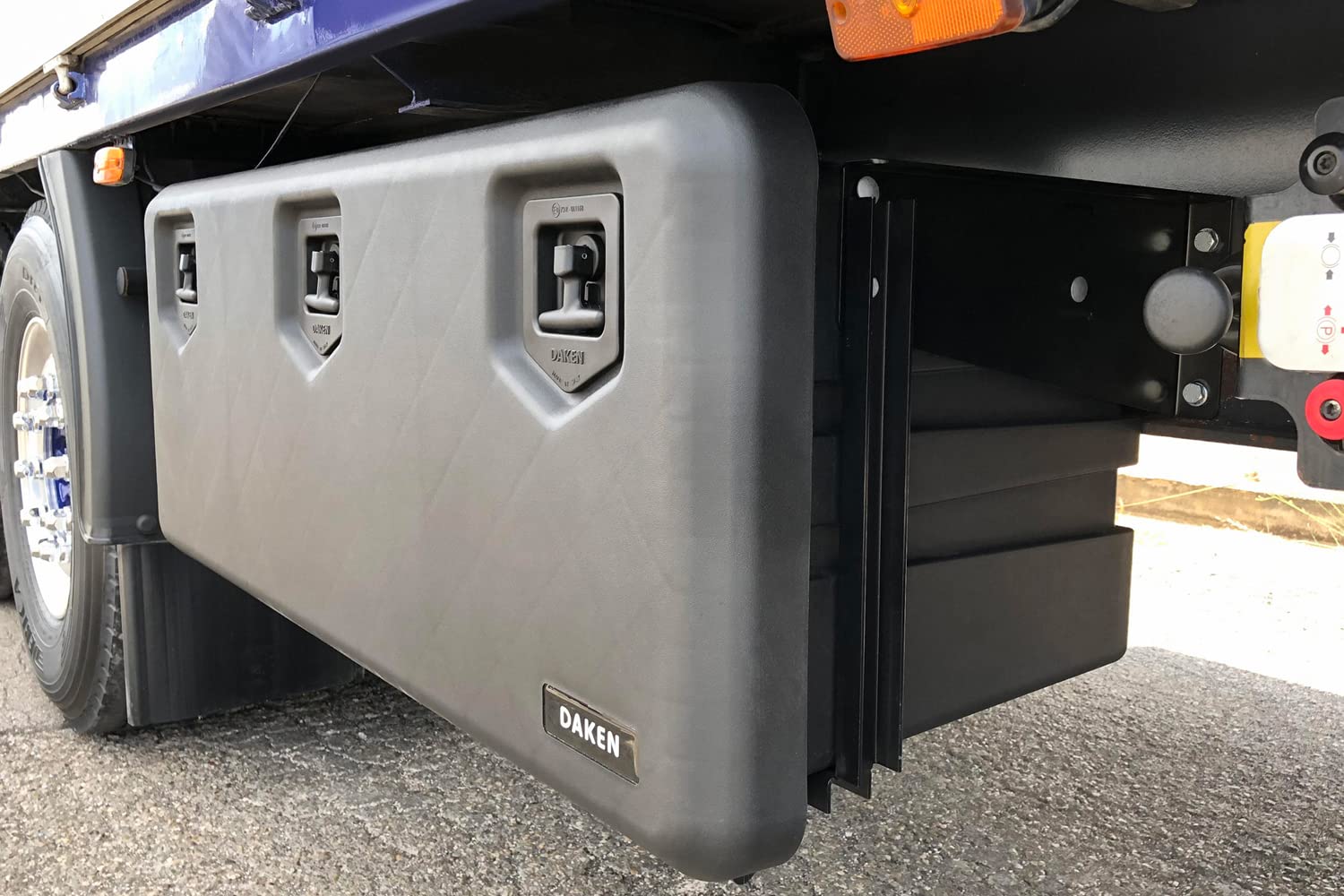 DAKEN Caja de herramientas ARKA 81209 capacidad 203 litros cofre portaherramientas extra grande para camión remolque y autobús dimensiones 1250 x 522 x 500 mm con 3 cerraduras