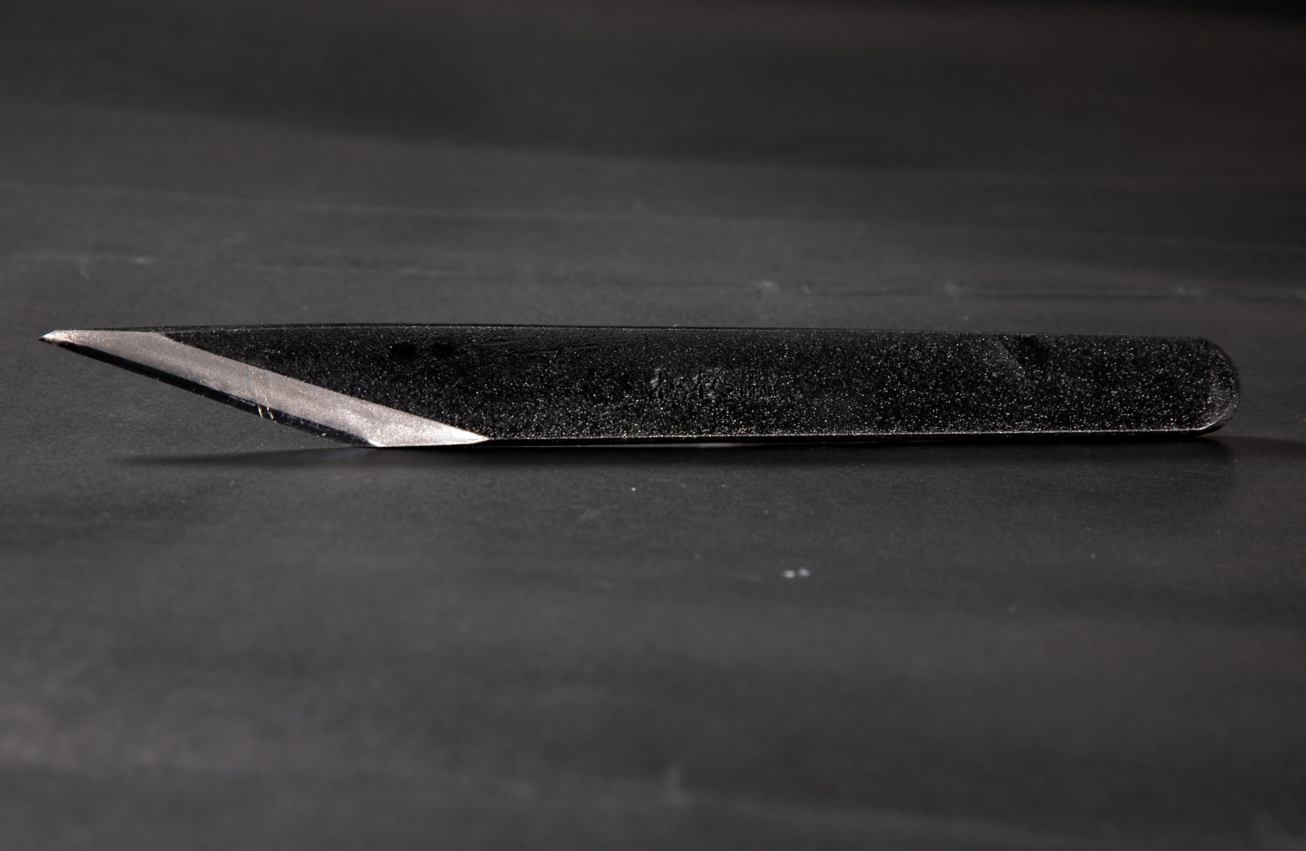 Couteau Wazakura Kiridashi 18 mm, Main gauche | Couteau japonais de traçage et de menuiserie | Lame en acier carbone forgée à la main, d’une netteté rasoir | Fabriqué au Japon