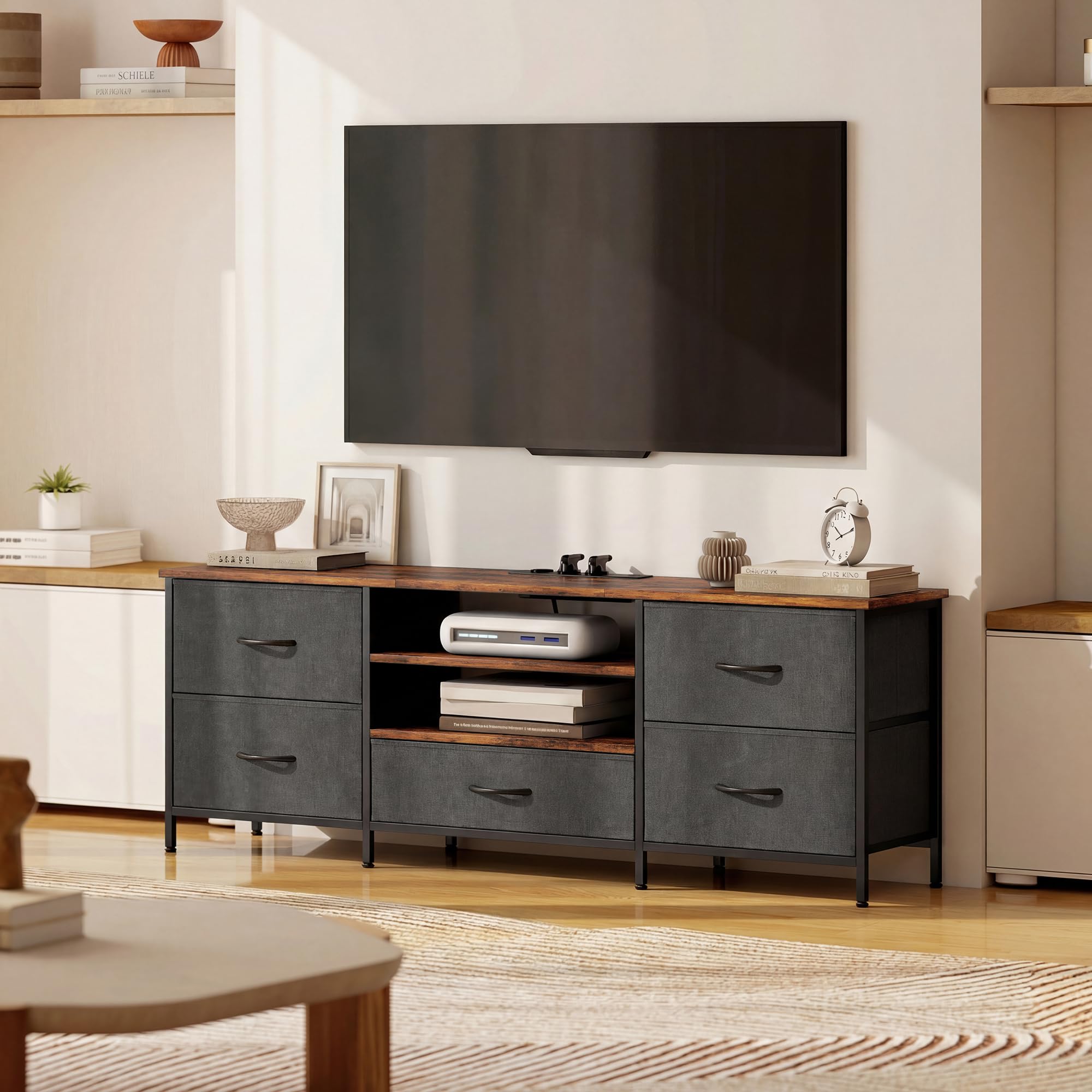 HOMCOM Szafka pod telewizor 140 cm ze stacją ładującą, 5 szufladami z tkaniny, otwarte półki i stalowa rama, szafka pod telewizor do salonu, sypialni, ławka pod telewizor do 65 cali, rustykalny brąz