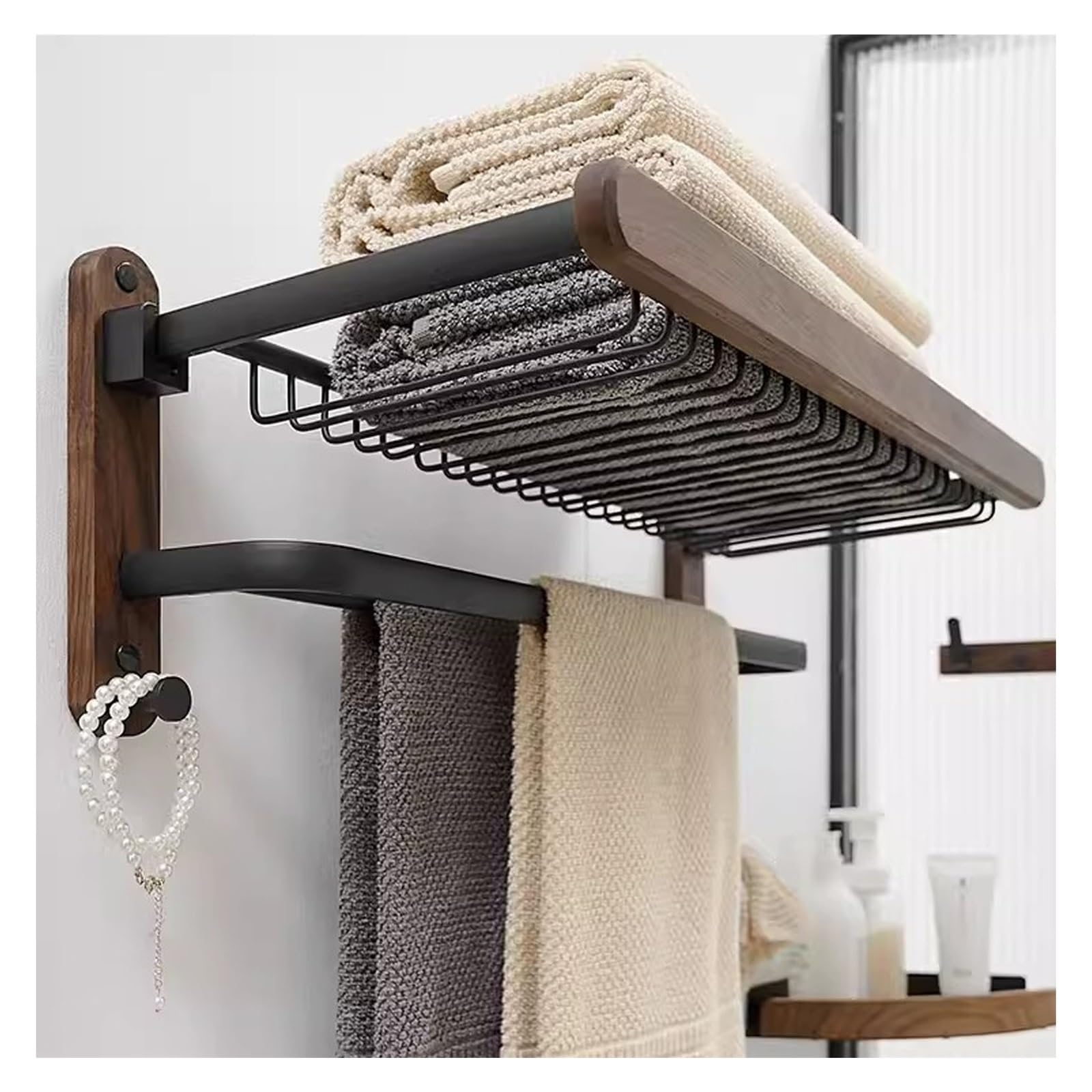 Porte-serviettes de salle de bain mural or pour une ambiance spa et bois rustique