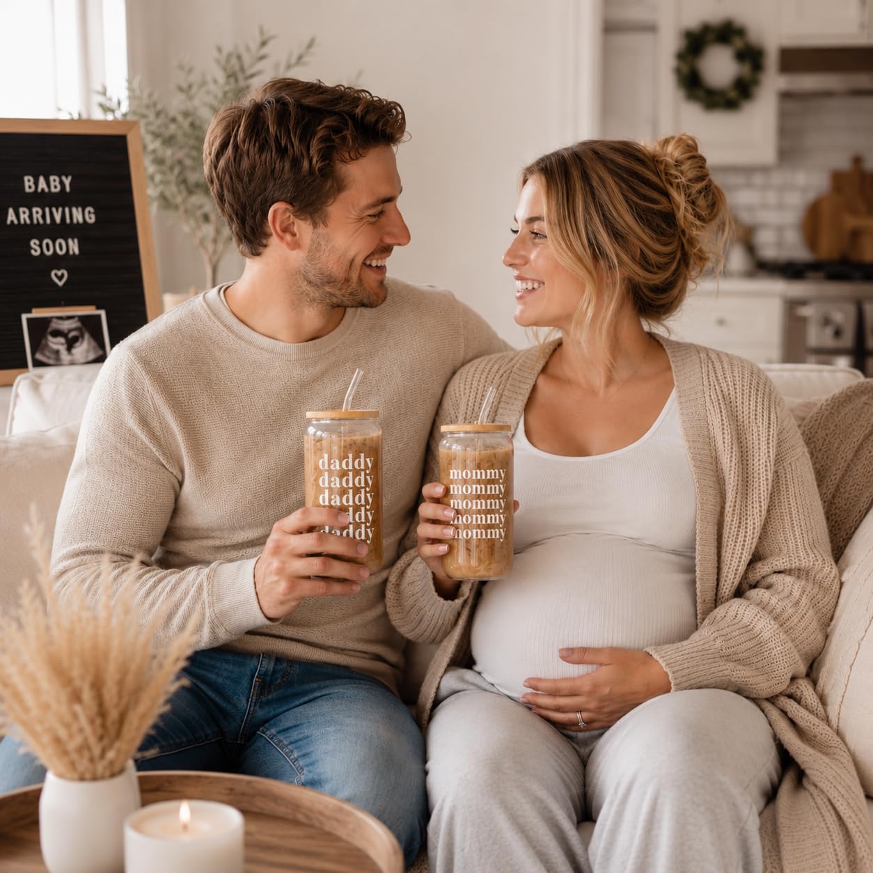 Suhctuptx Regalos para nuevos padres para parejas, regalo para nuevos padres y padres, regalos de baby shower con velas de vidrio para mamá y papá, cesta de anuncio de embarazo para futura mamá