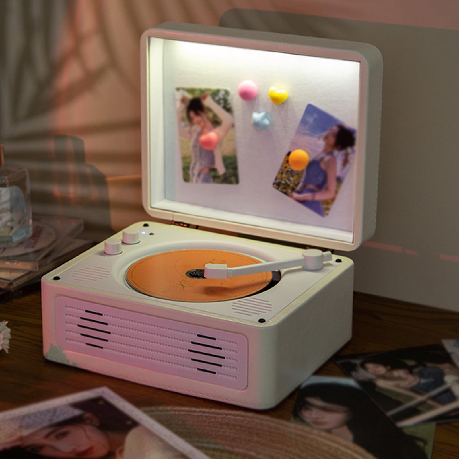 Lettore CD con pannello posteriore magnetico e luce ambientale, doppi altoparlanti integrati, controllo manopola, si collega a cuffie e tablet per la riproduzione di musica