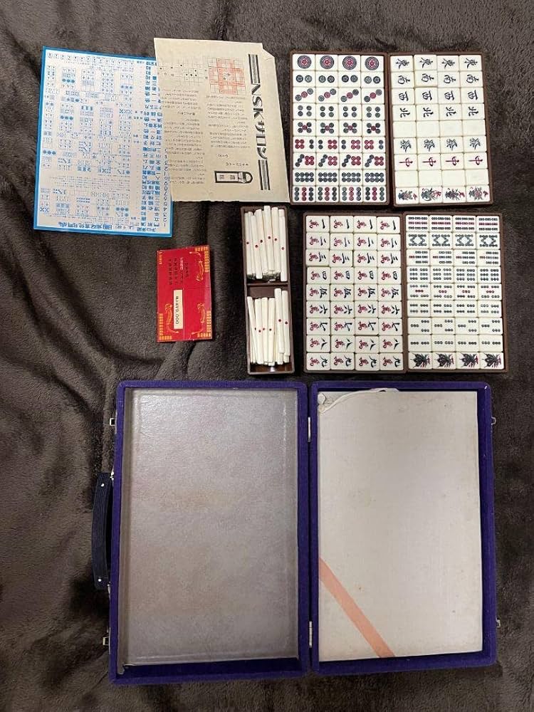 Amazon | 昭和レトロ 高級麻雀牌 背竹牌 骨董品 - | 麻雀 | おもちゃ