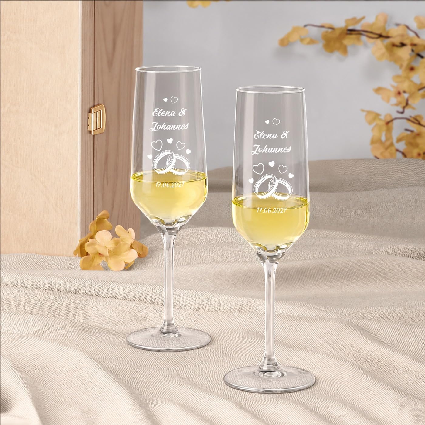 Maverton 2 Sektgläser mit Gravur in Holzkiste - Champagner Gläser 220ml - personalisierte Geschenke für Paar - Hochzeitsgeschenke für Brautpaar - Geschenk Hochzeit
