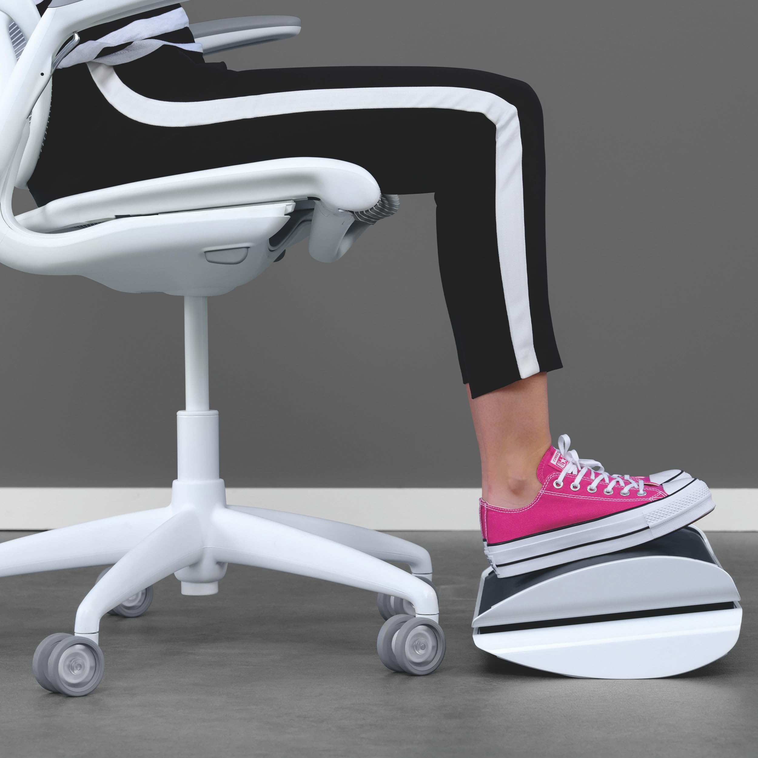 Leitz 65030095 - Reposapiés Ergonómico y ajustable Ergo WOW, dos alturas seleccionables, Negro/Blanco