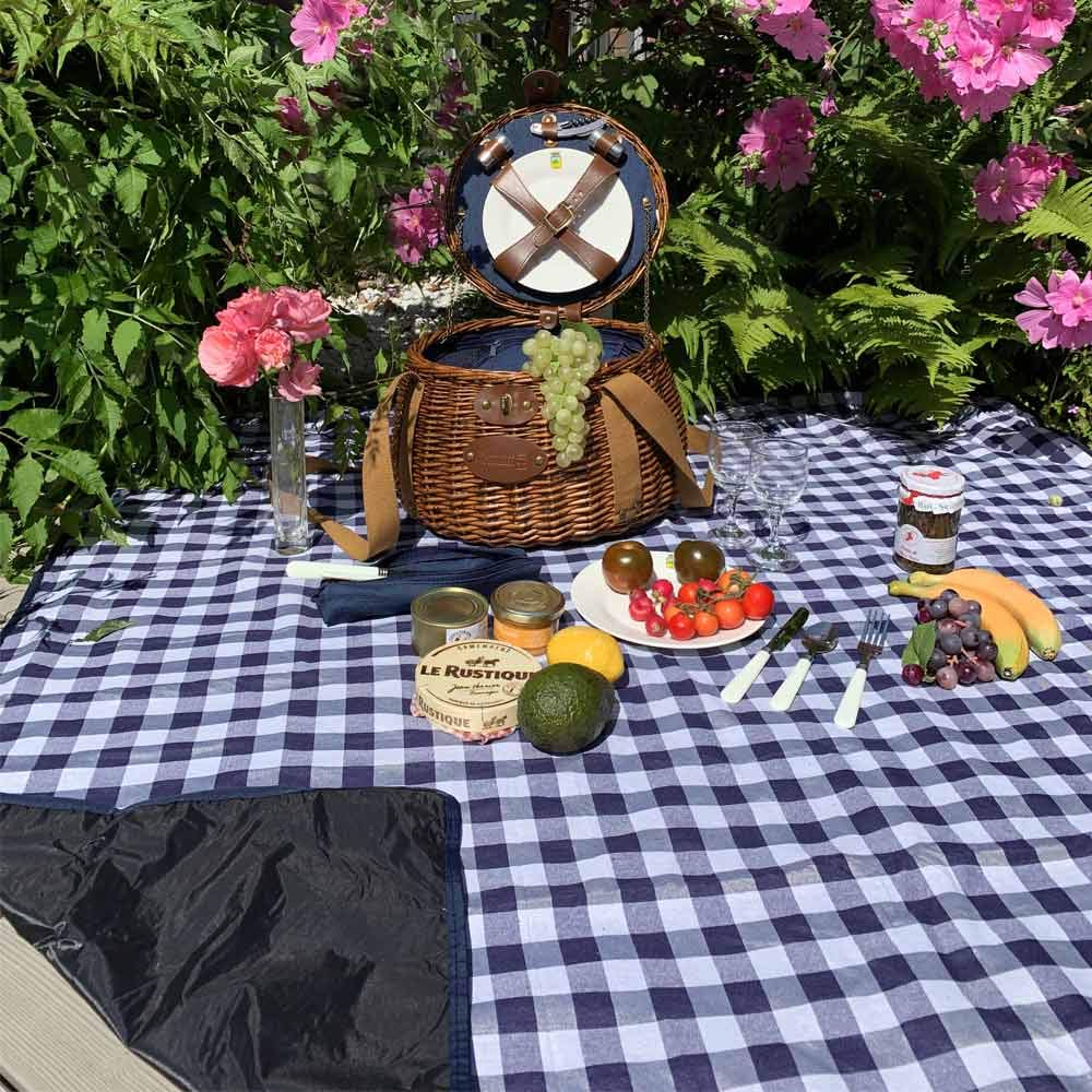 Les Jardins de la Comtesse - Mantel de Picnic Cuadrado Azul - Algodón y Reverso Estanco - 140 x 140 cm - 2/4 Personas - Cuadros Azules y Blancos - Manta/Alfombra de Picnic Plegable y Portátil