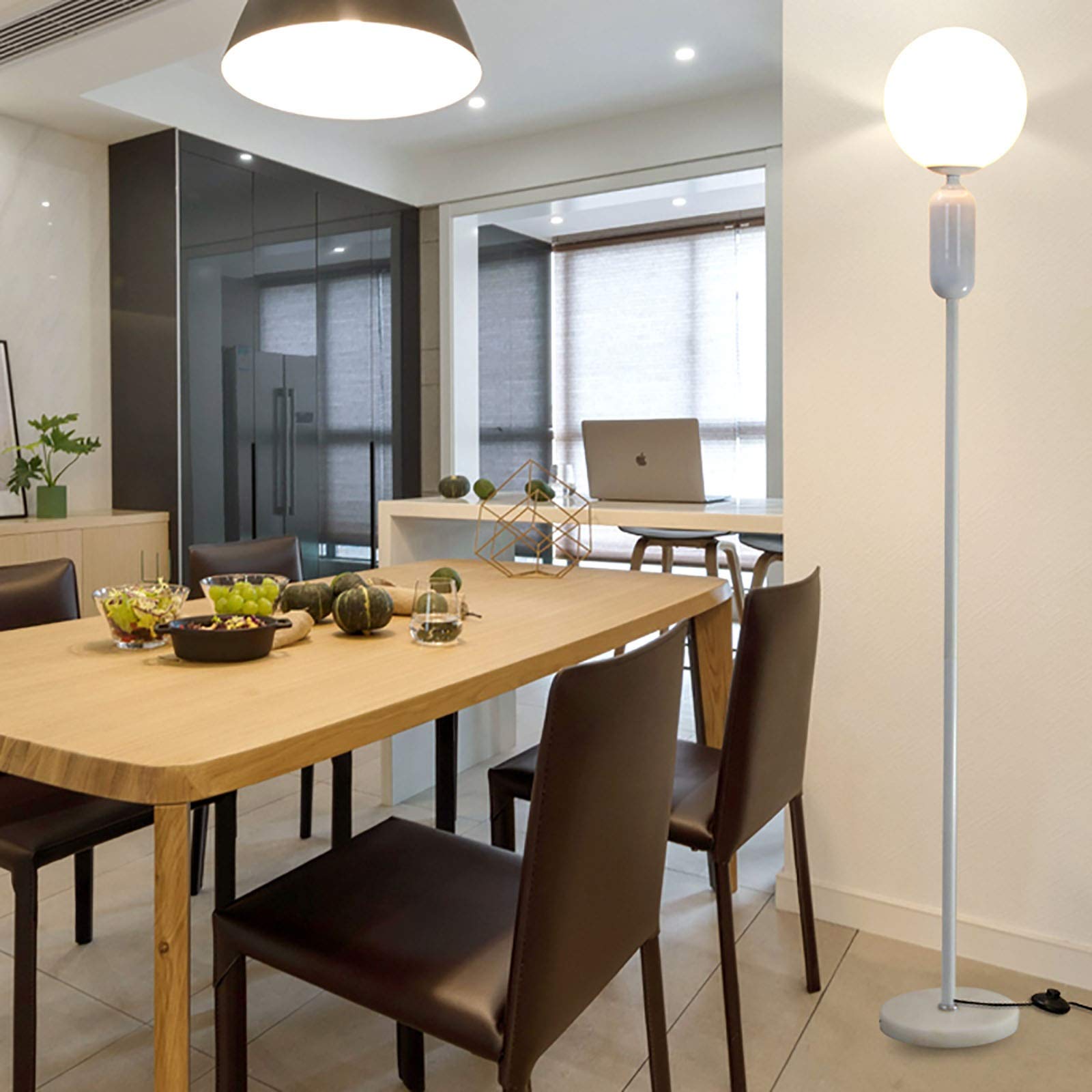 Lámparas de piso en negro ideales para transformar la atmósfera de tu hogar. 6
