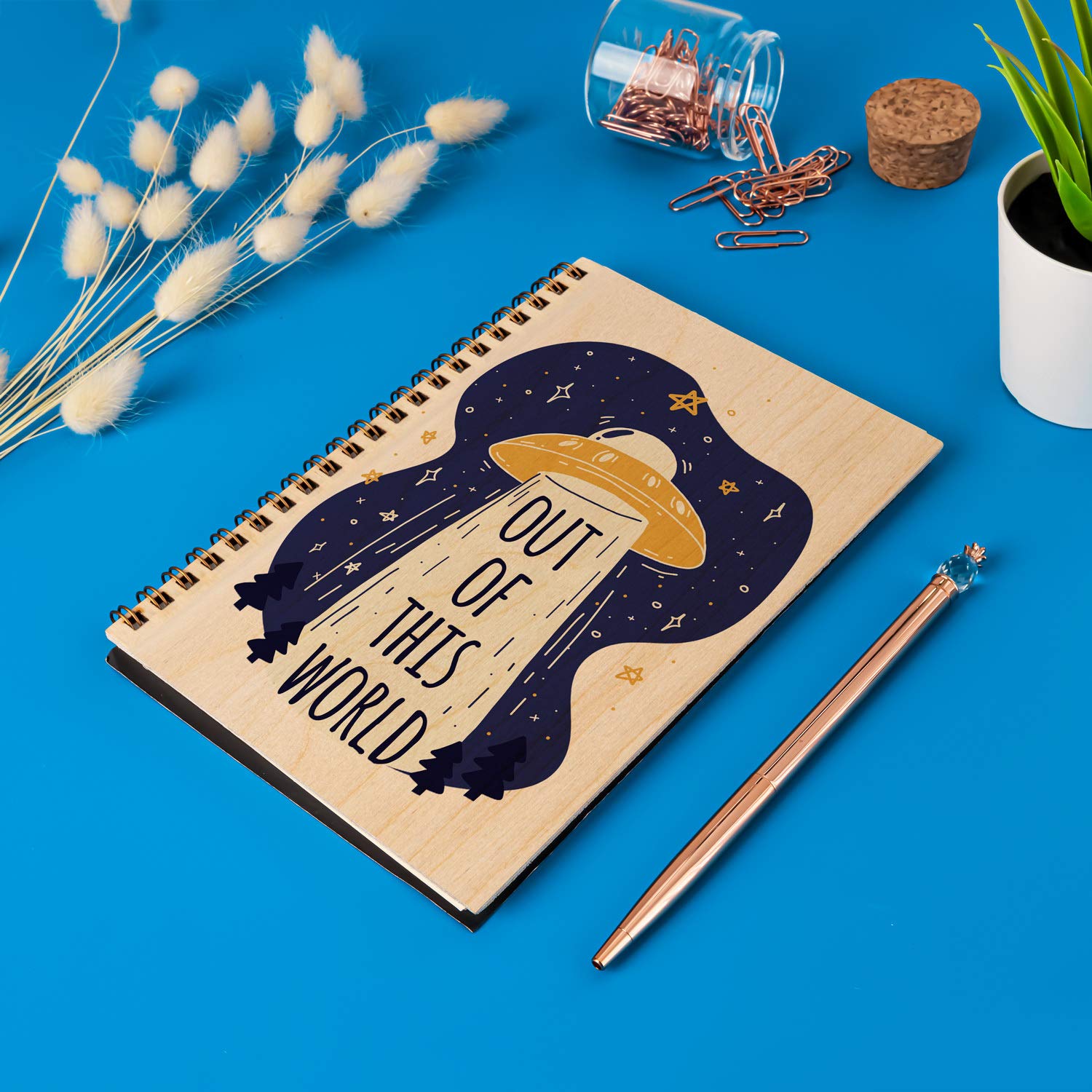 Out Of This World Tasarımlı Ahşap Kapaklı Defter – 12x18 cm, 48 Yaprak | Çizgisiz, UV Baskılı, Spiral Not Defteri