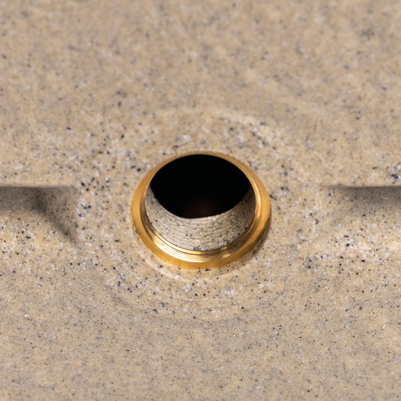 Regentonne Regenwassertank Aversa 270 Liter Sandstein aus UV- und witterungsbeständigem Material. Regenfass BZW. Regenwassertonne mit kindersicherem Deckel und Messinganschlüssen
