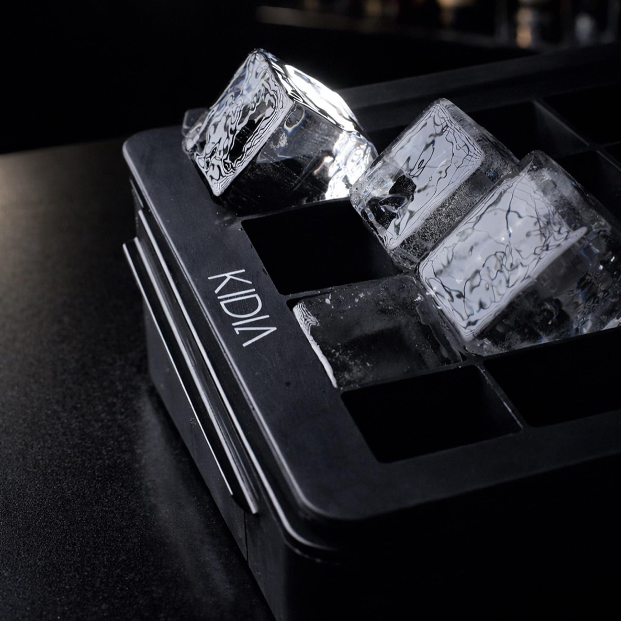 Kidia Mini Clear Ice Cube Maker – Molde para Hielo Transparente 16 Cubitos 4×4×4 cm – Congelación Direccional, Silicona Alimentaria, Caja Aislante para Cócteles, Whisky y Mixología