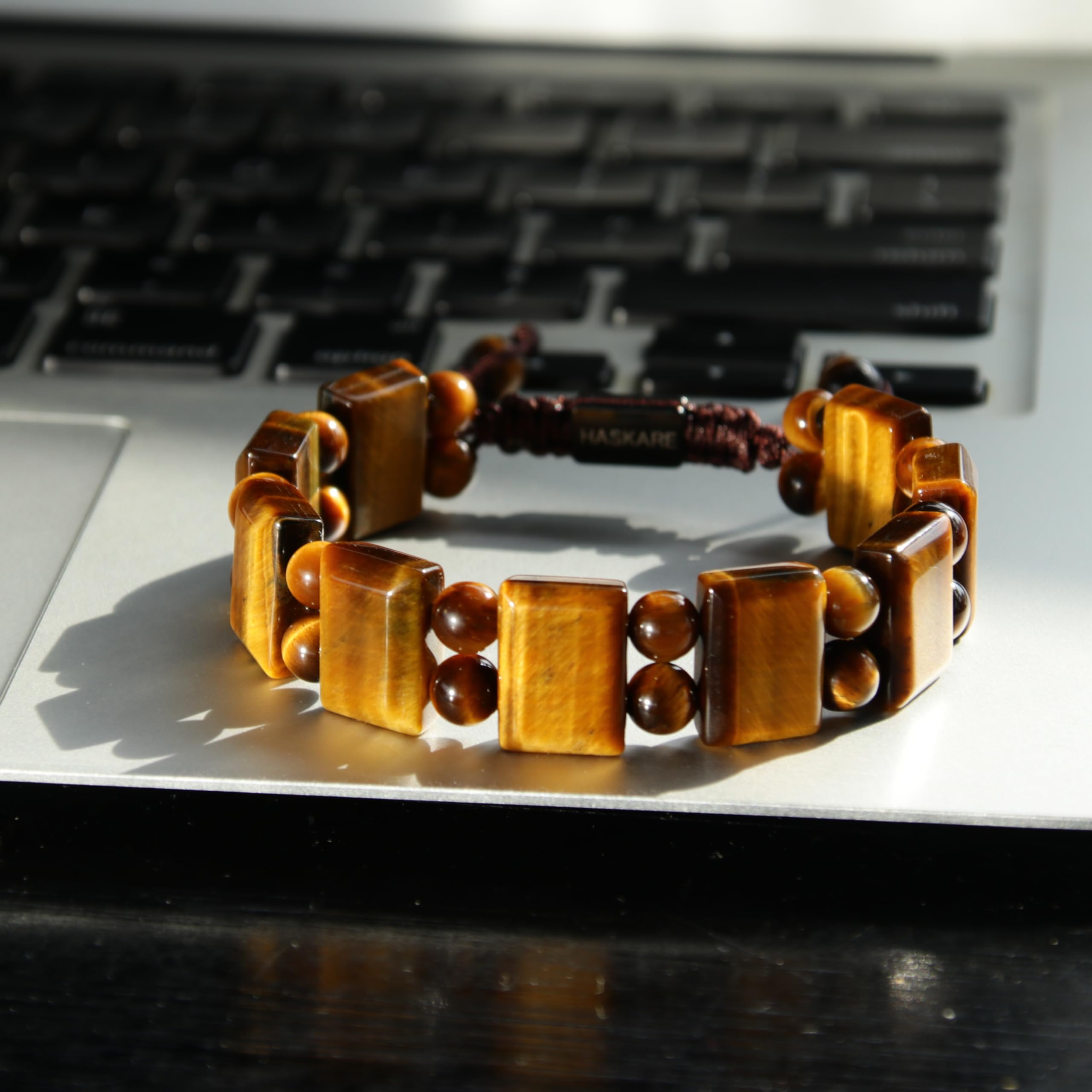 HASKARE Tigerauge-Schutzarmband für Männer – Handgefertigtes Armband mit Echtkristall-Tigerauge-Perlen, Robustes Zugverschluss-Edelsteinarmband, Geschenk für Papa zu Weihnachten & Vatertag
