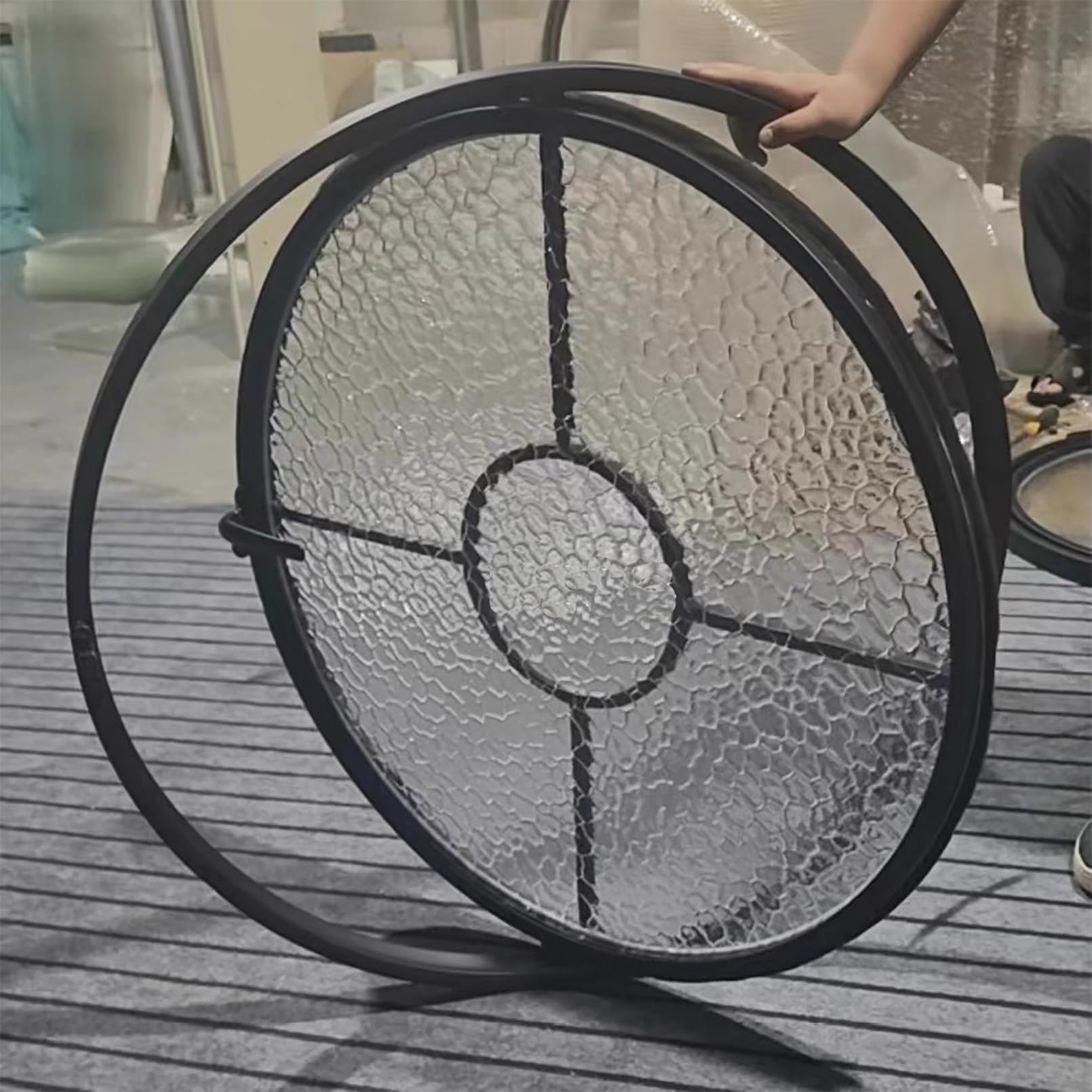 Ventana pivotante abatible con marco de aluminio y vidrio templado para ventilación