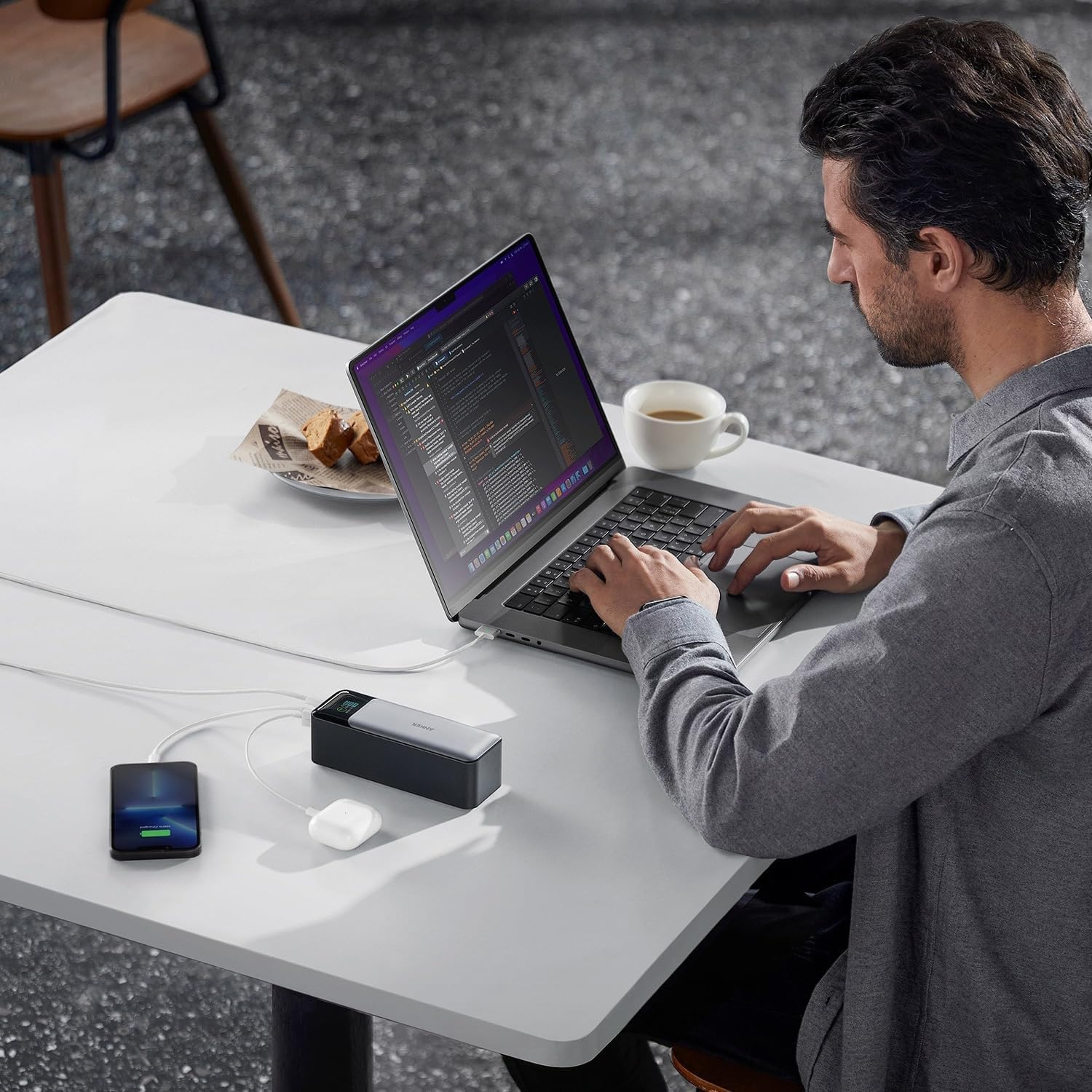 Anker 737 Power Bank, 140w 24000mAh Powerbank mit 3 Anschlüsse, Digitales Display, Kompatibel mit iPhone 17/16/15/14, Galaxy, MacBook, AirPods