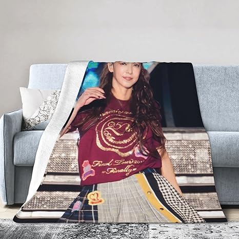 Amazon Co Jp 安室奈美恵 おしゃれ 暖かくて快適 昼寝 ソファ ブランケット 柔らかい ベッド用 毛布 多機能 車用 オフィス用 毛布 抗菌 防臭 膝掛け 男女兼用 フランネル 静電気防止 布団 ホーム キッチン
