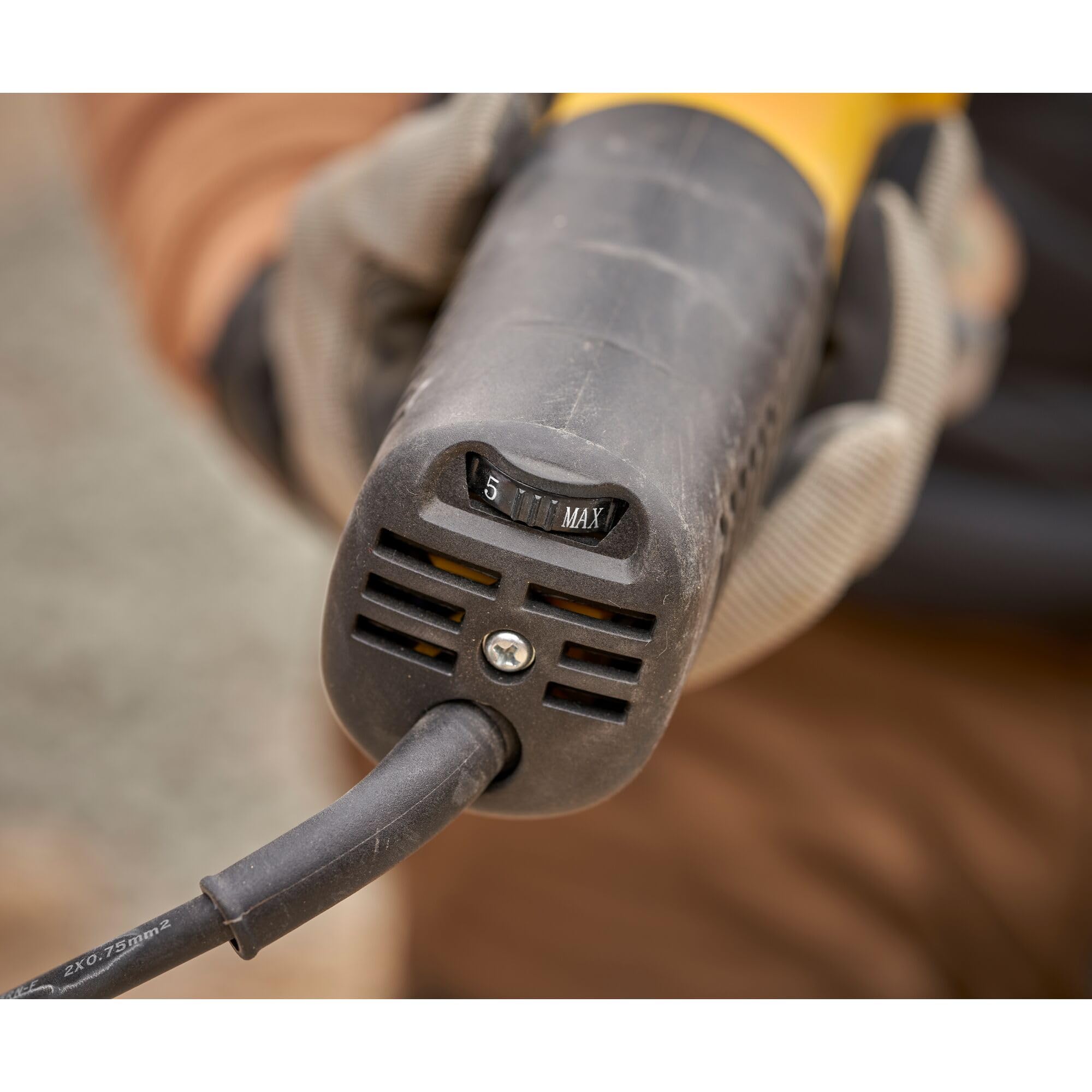 Mini-Amoladora 1.100W 125mm, velocidad variable 3.000-11.000 rpm, rosca del eje M14, embrague electrónico, protección contra re-arranque y arranque suave. Incluye empuñadura lateral marca STANLEY