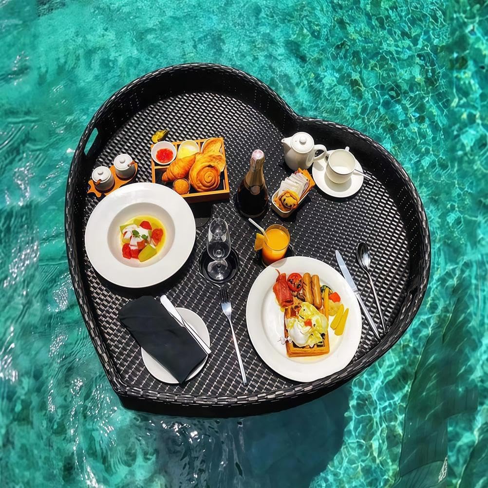 Plateau de service flottant en cœur de luxe pour petit déjeuner de spa extérieur