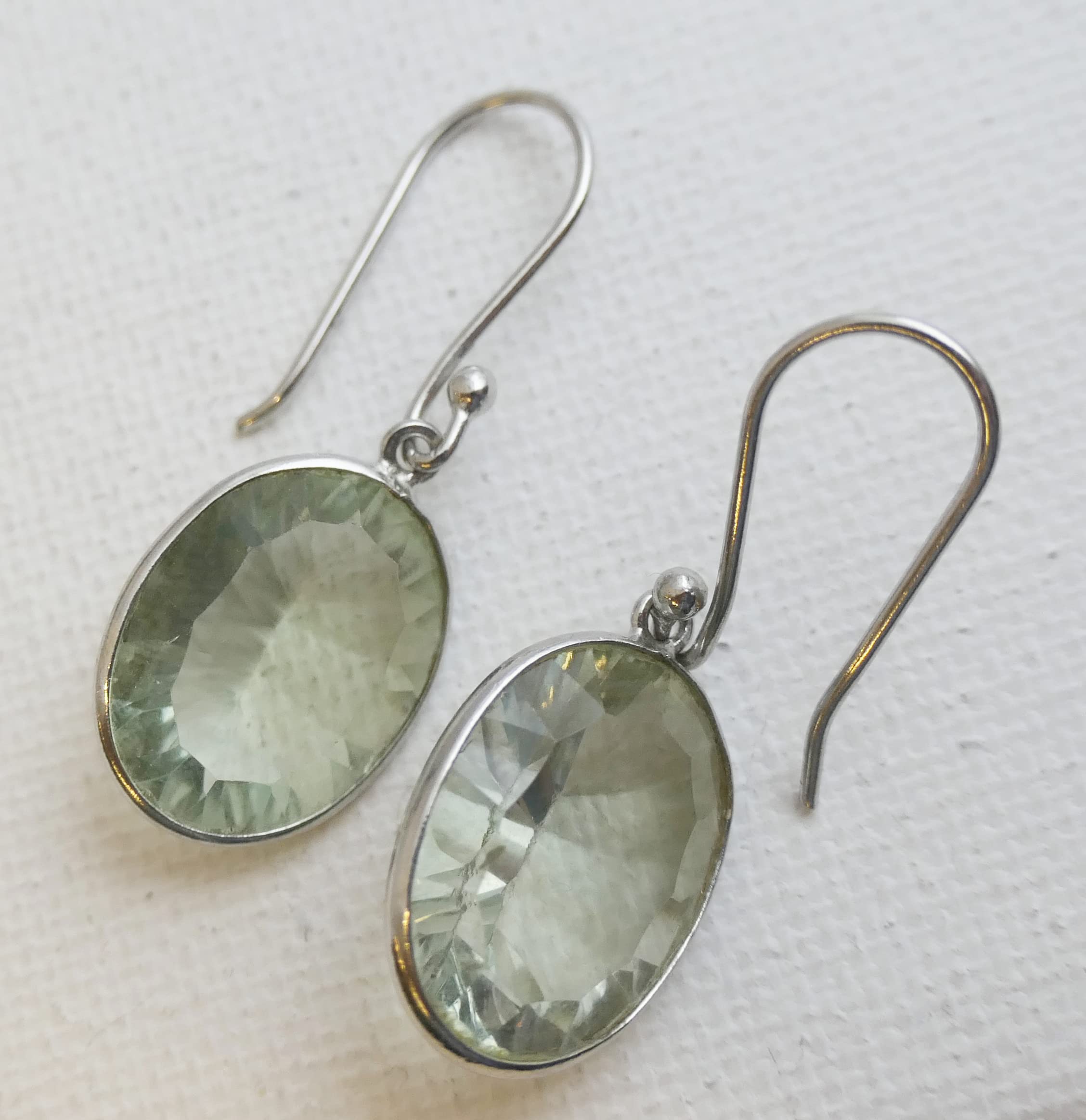 Pendientes de Plata de Ley con Amatista Verde | Diseño Elegante con Piedra Natural Facetada | Joyería Sofisticada para Mujer