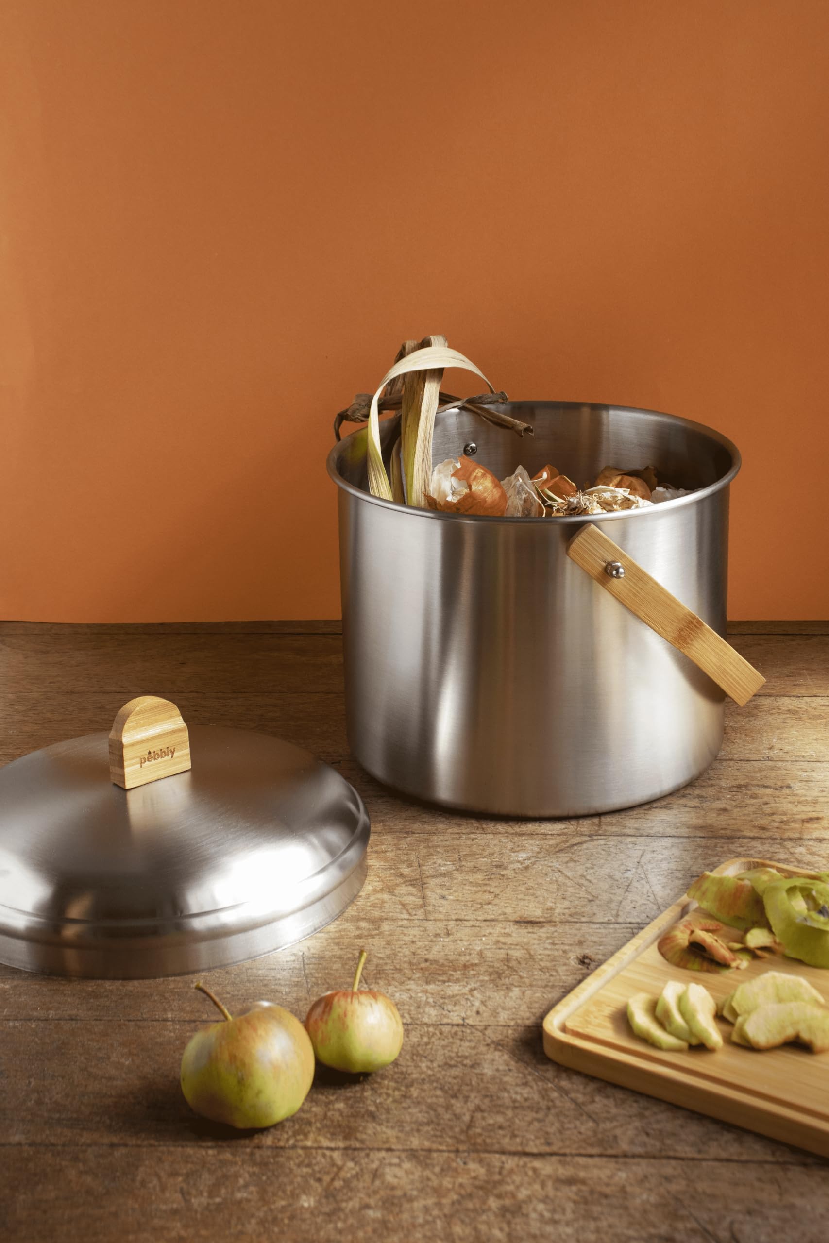 PEBBLY - Seau à Compost d'Intérieur en INOX et Anse en Bambou - 7 litres - Ø 22 x 25 cm - Filtre Anti-Odeur en Charbon Inclus, Seau Élégant, Durable, Léger et Résistant, sans Risque de Fuite