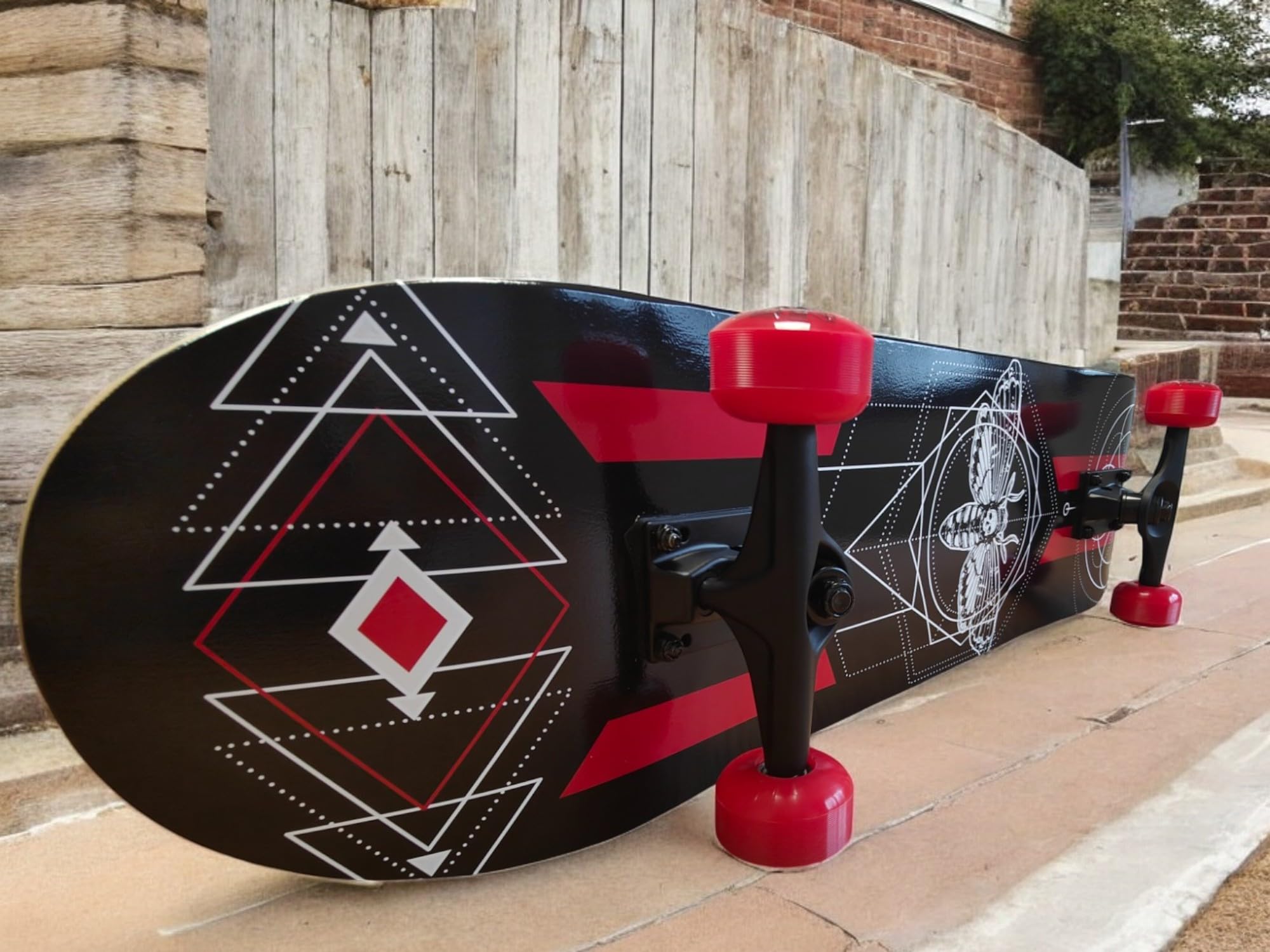 Deskorolka dla doros³ych z ³o¿yskiem kulkowym — deskorolka dzieci od 8 lat. Wykonane z drewna. Nowoczesne grafiki. Urz¹dzenia sportowe do skateparku i sztuczek na rampie (czarny - czerwony)