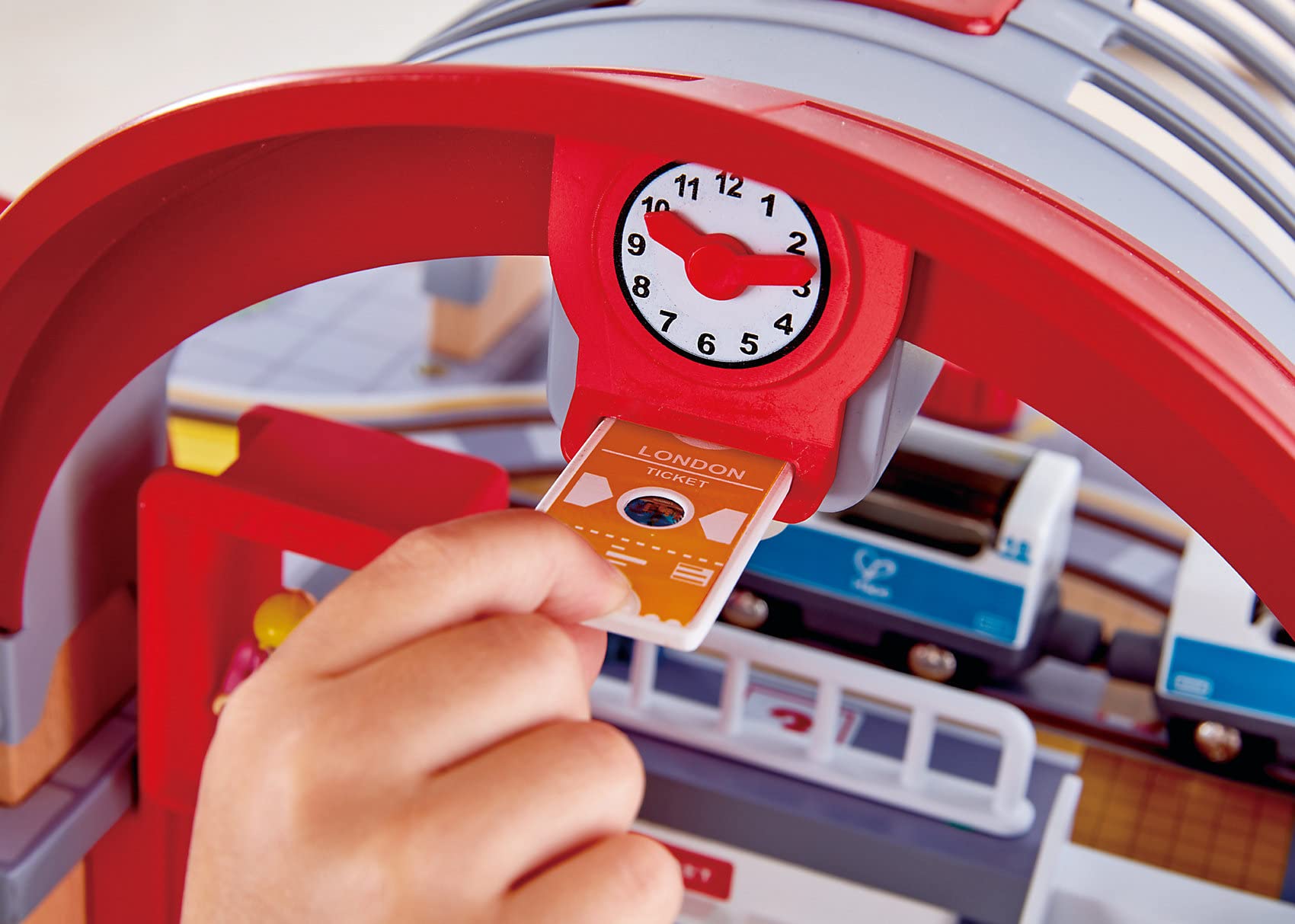 Jouet Hape Grande Gare Urbaine pour Circuit Train Bois - 45 Pièces - Compatible Circuits Traditionnels