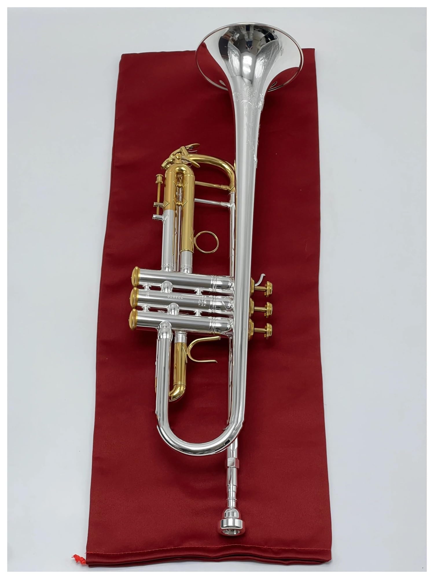 Trąbki Trąbka płaski instrument muzyczny z mosiądzu studenckiego wykwintny i trwały instrument muzyczny z ustnikiem