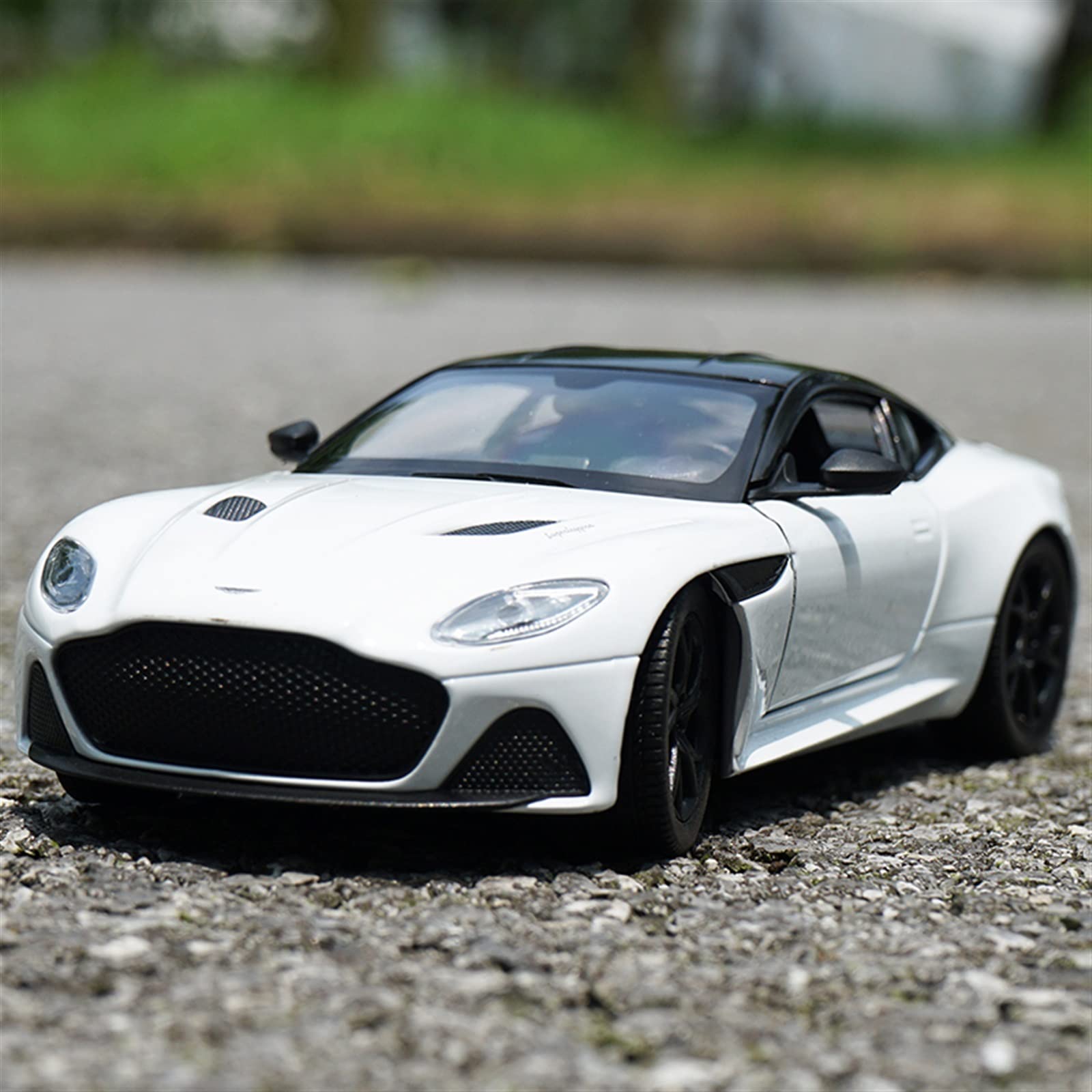Modelo De Coche Aston Martin DBS Superleggera Escala 1:24 | Sonido, Luz Y Retroceso | Fundido A Presión En Aleación Para Coleccionistas De 14+ Años
