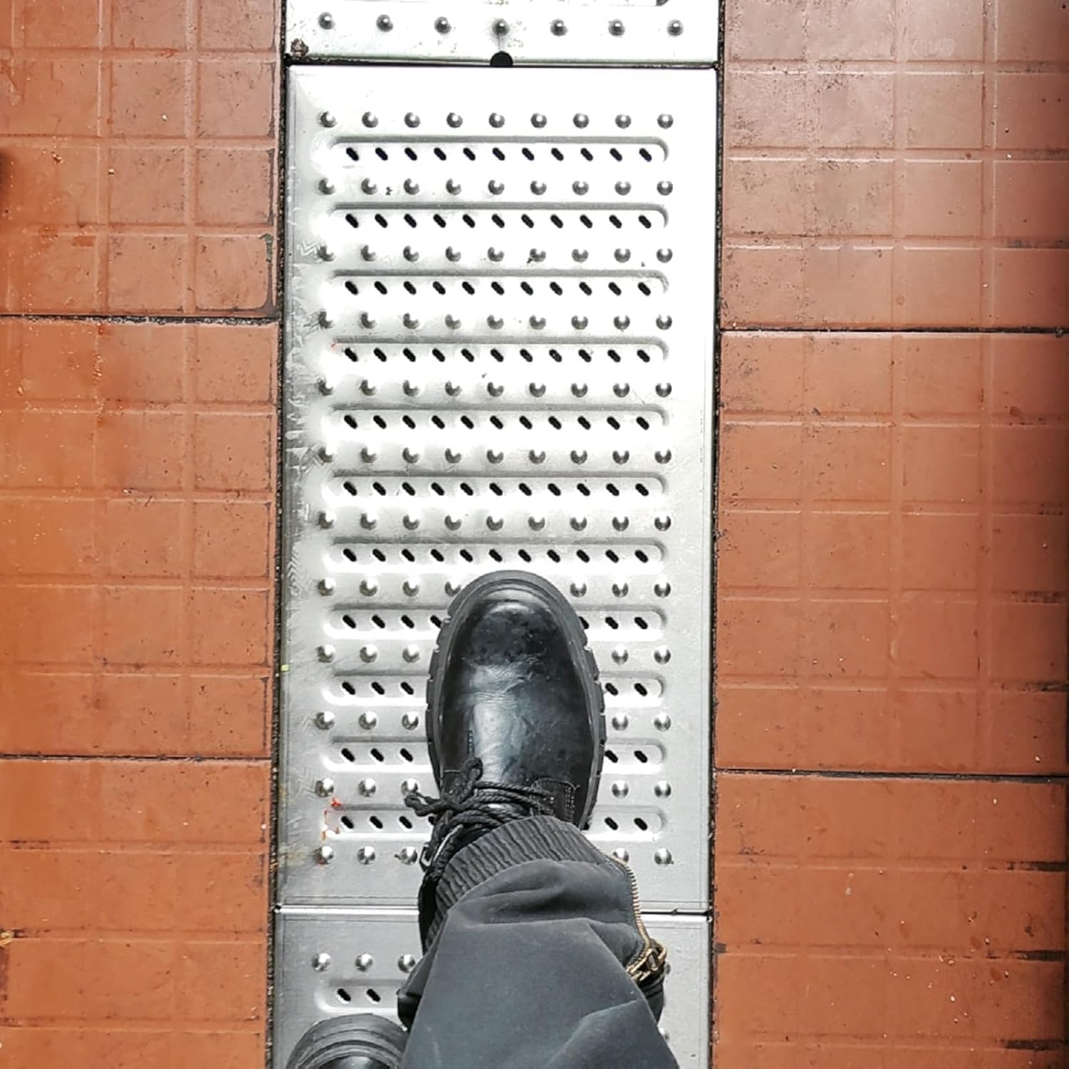 Wytrzymała antypoślizgowa osłona drenażowa na zewnątrz metalowa kratka na tarasy i patio 20 cm (7 7/8 cala) nośne rozwiązanie do drenażu dla pieszych